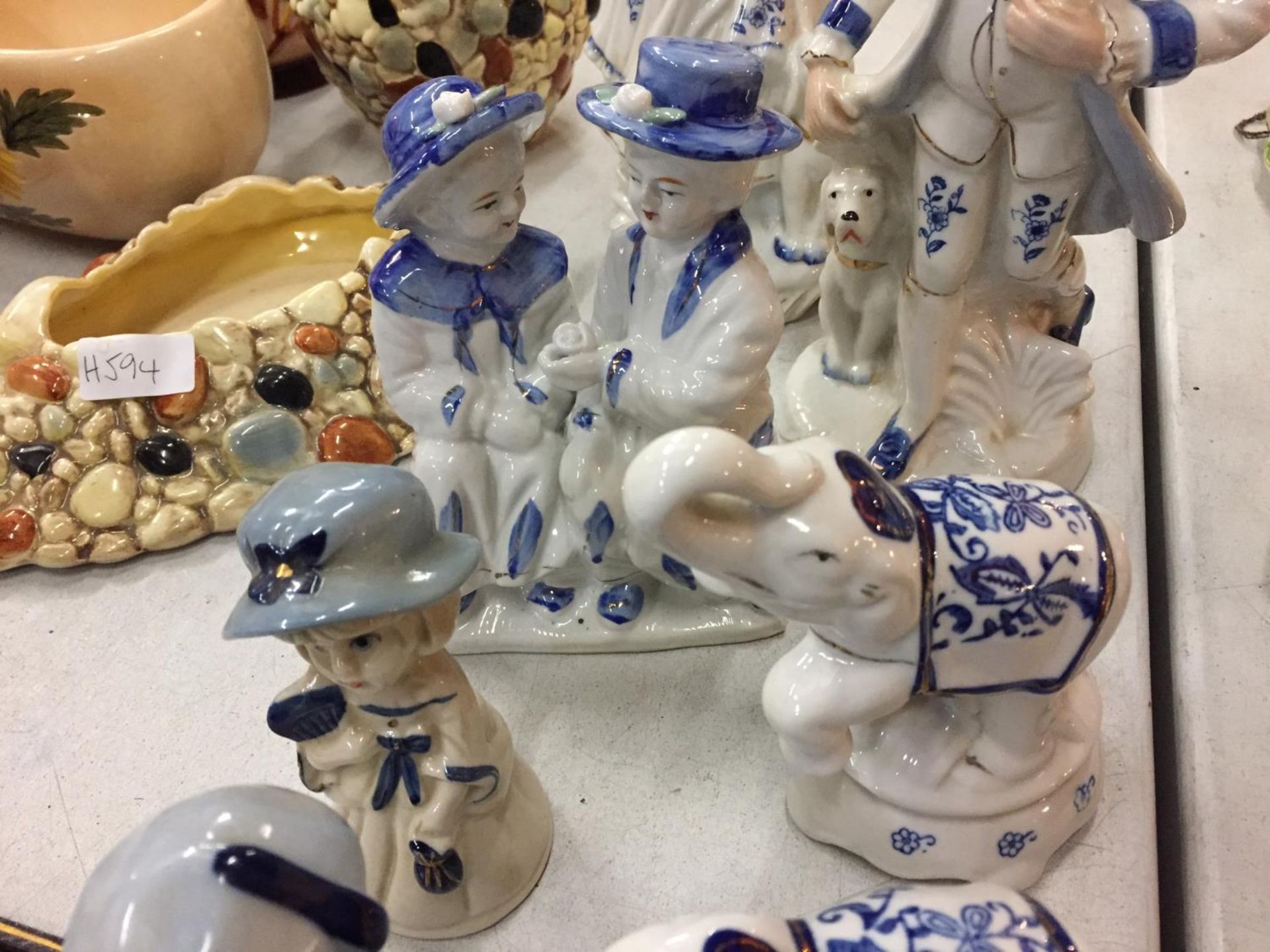 A MIXED COLLECTION OF BLUE AND WHITE FIGURES AND FIGURINES TOGETHER WITH A PAIR OF BOXED CUFFLINKS - Image 3 of 5