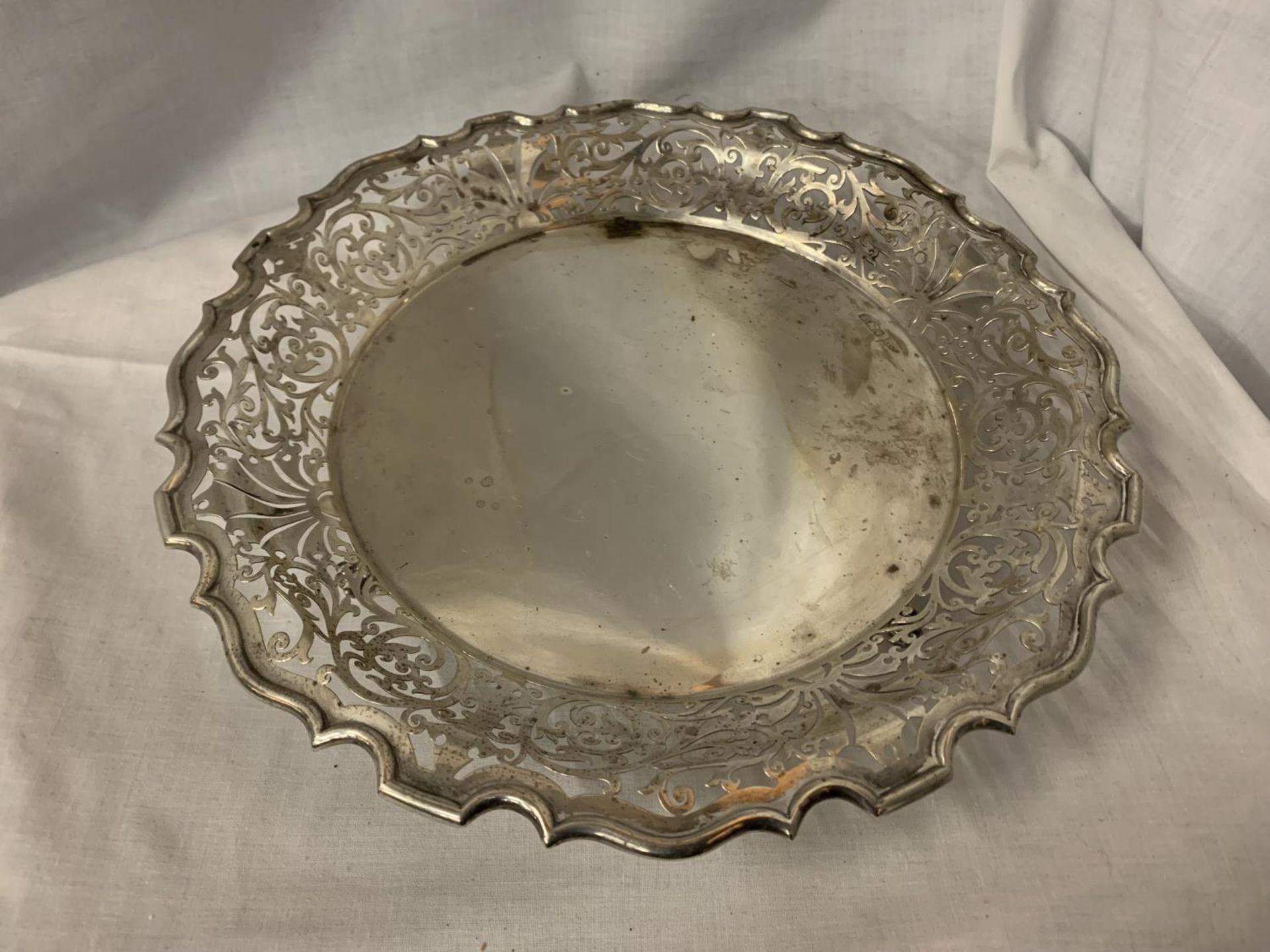 A WALKER AND HALL SHEFFIELD SILVER HALLMARKED TRAY ON CLAW FEET WITH INTRICATE PIERCED RIM, GROSS