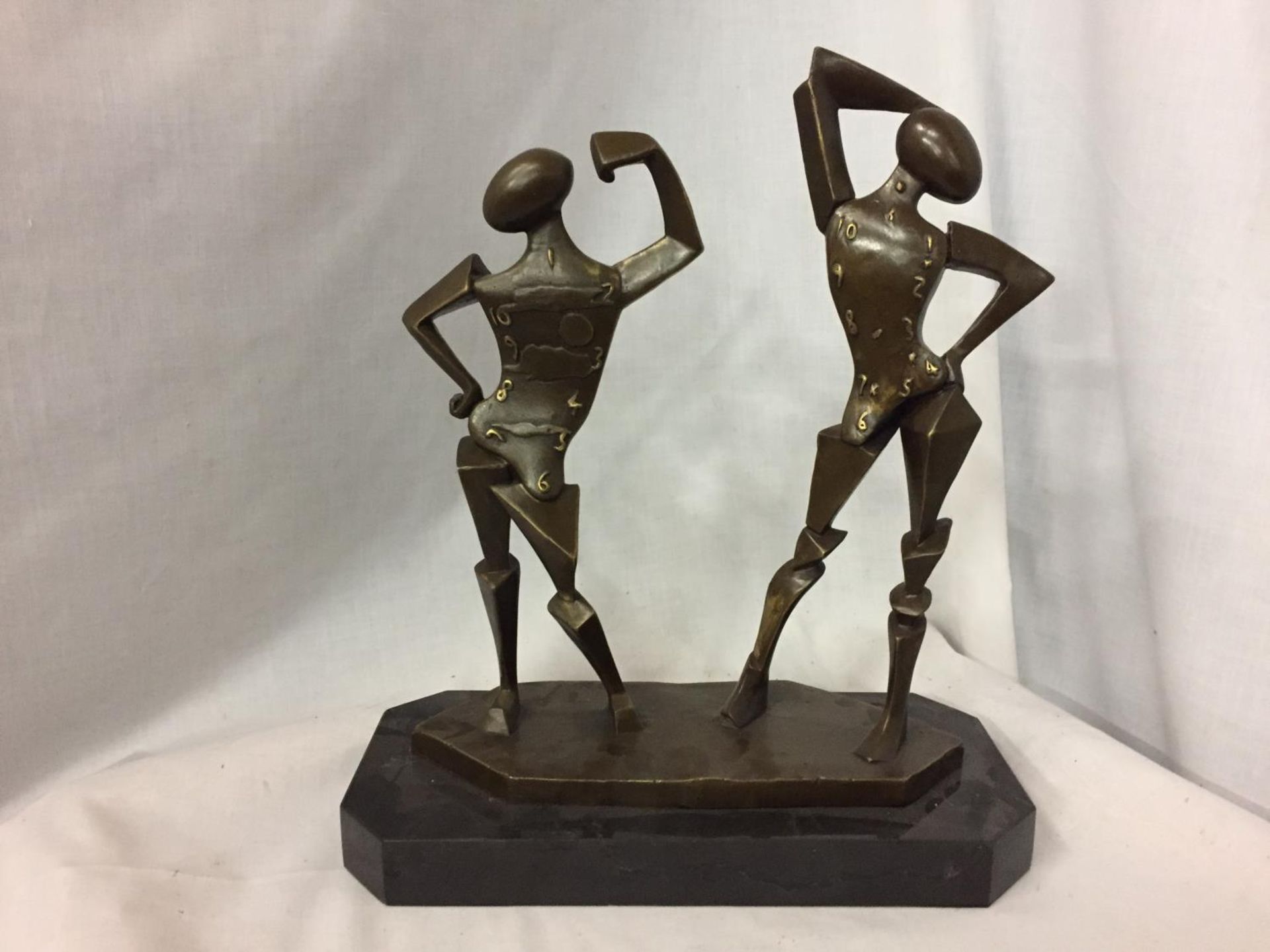 A BRONZE SCULPTURE OF TWO SALVADOR DALI FIGURES ON A MARBLE BASE H:35CM