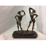 A BRONZE SCULPTURE OF TWO SALVADOR DALI FIGURES ON A MARBLE BASE H:35CM