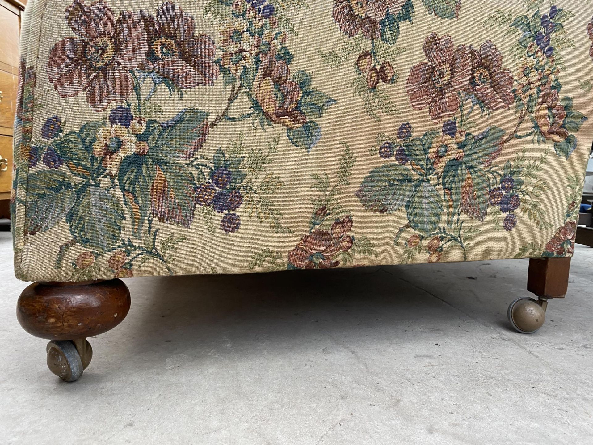 A PAIR OF EARLY 20TH CENTURY SPRUNG AND UPHOLSTERED EASY CHAIRS ON BUN FEET WITH A SPARE LOOSE COVER - Image 2 of 4