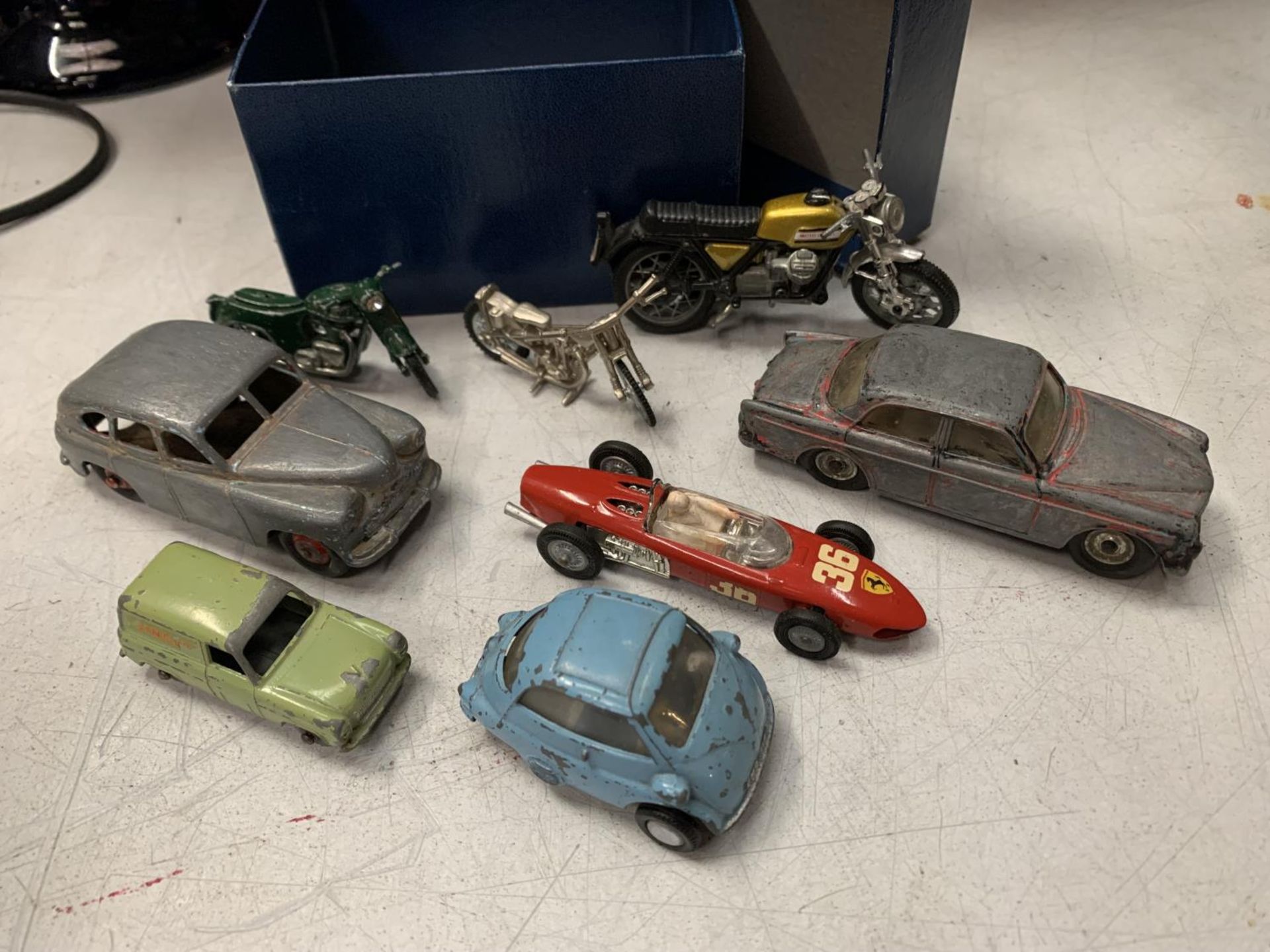 EIGHT VINTAGE TOY VEHICLES TO INCLUDE CARS AND MOTORBIKES