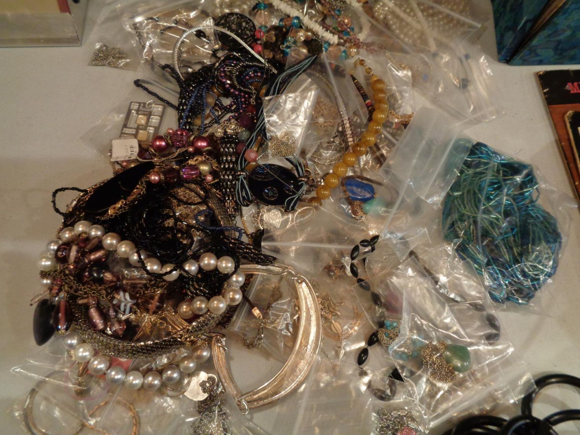 A SELECTION OF JEWELLERY TO INCLUDE NECKLACES, BEADED NECKLACES, PENDANS ETC - Image 4 of 4