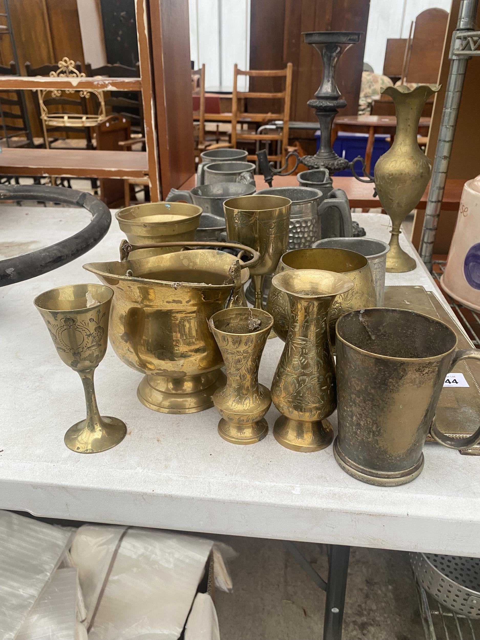 AN ASSORTMENT OF BRASS AND PEWTER ITEMS TO INCLUDE TANKARDS, GOBLETS AND A CANDLESTICK ETC - Image 2 of 4