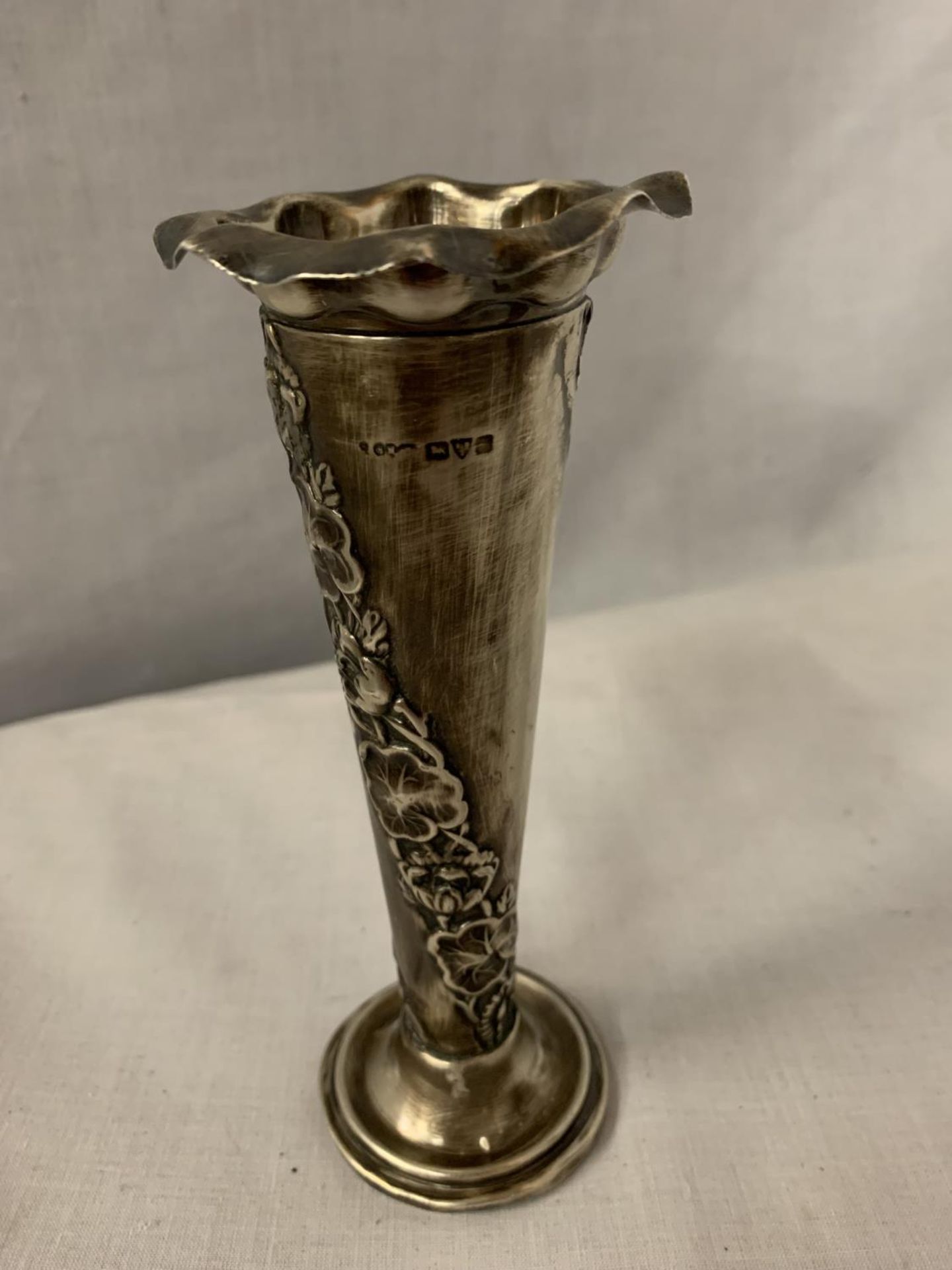 A PAIR OF HALLMARKED CHESTER SILVER CANDLESTICKS - Image 3 of 5