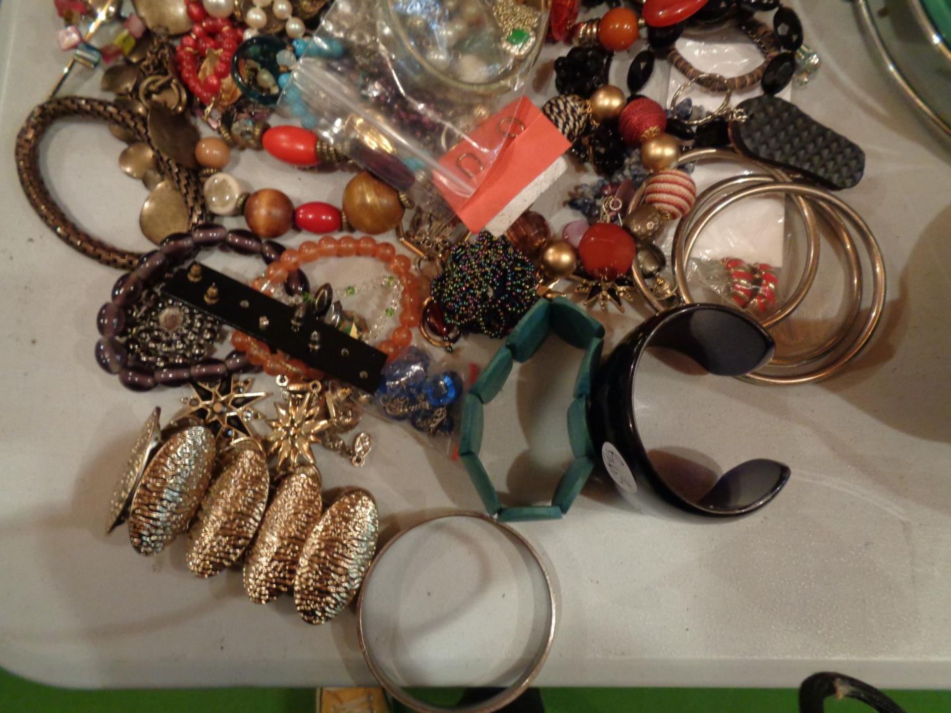 A SELECTION OF COSTUME JEWELLERY TO INCLUDE BRACELETS, BANGLES AND BEADED NECKLACES ETC - Image 4 of 4