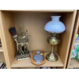 AN ASSORTMENT OF ITEMS TO INCLUDE A BRASS OIL LAMP WITH SHADE, A SMALL FIRESIDE COMPANION SET AND