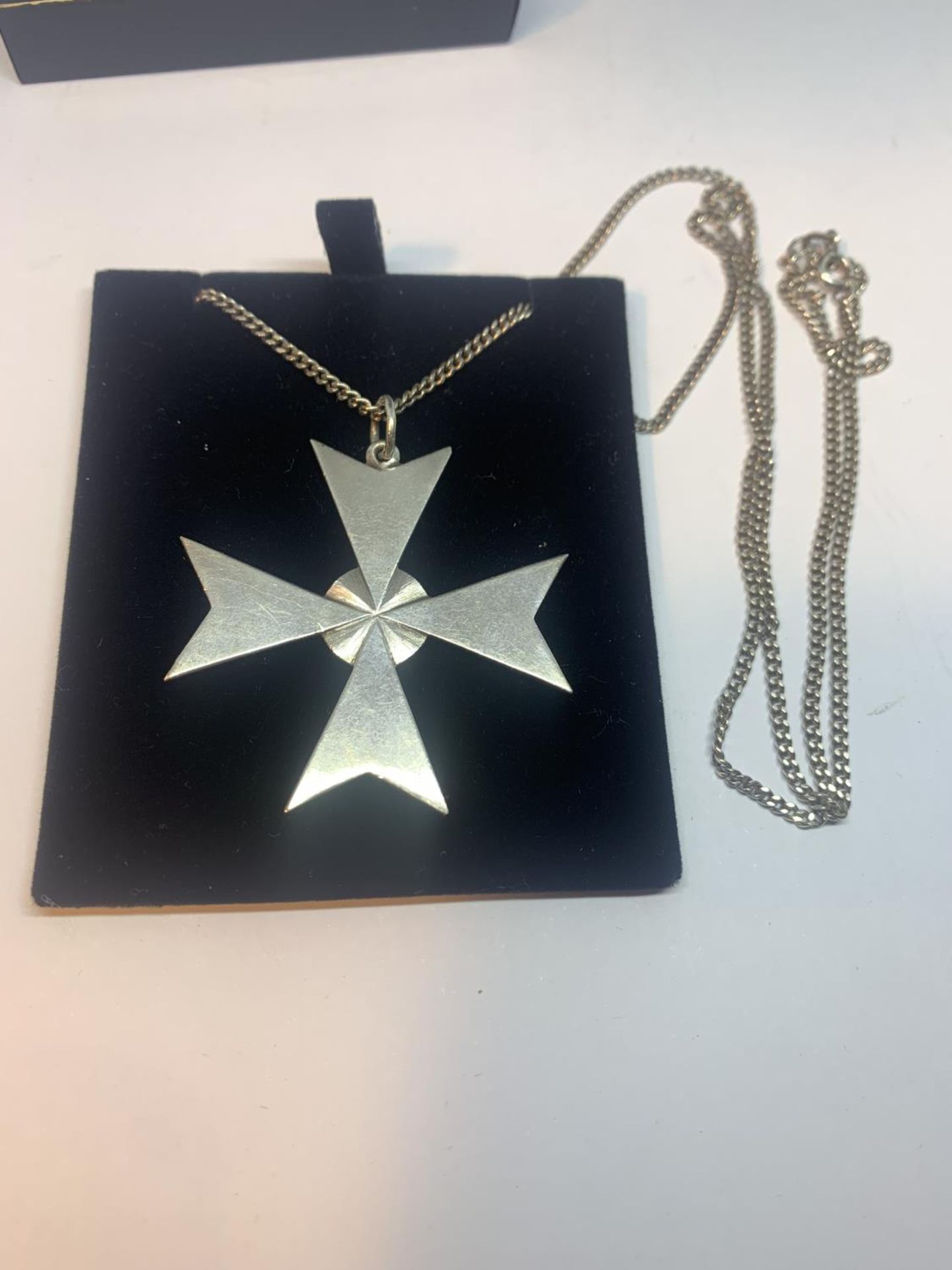 A LARGE SILVER MALTESE CROSS PENDANT ON A SILVER CHAIN LENGTH 28 INCHES IN A PRESENTATION BOX - Image 3 of 3