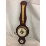 A WOODEN CASED BAROMETER, SIZE, 17.5 INCHES/44CM