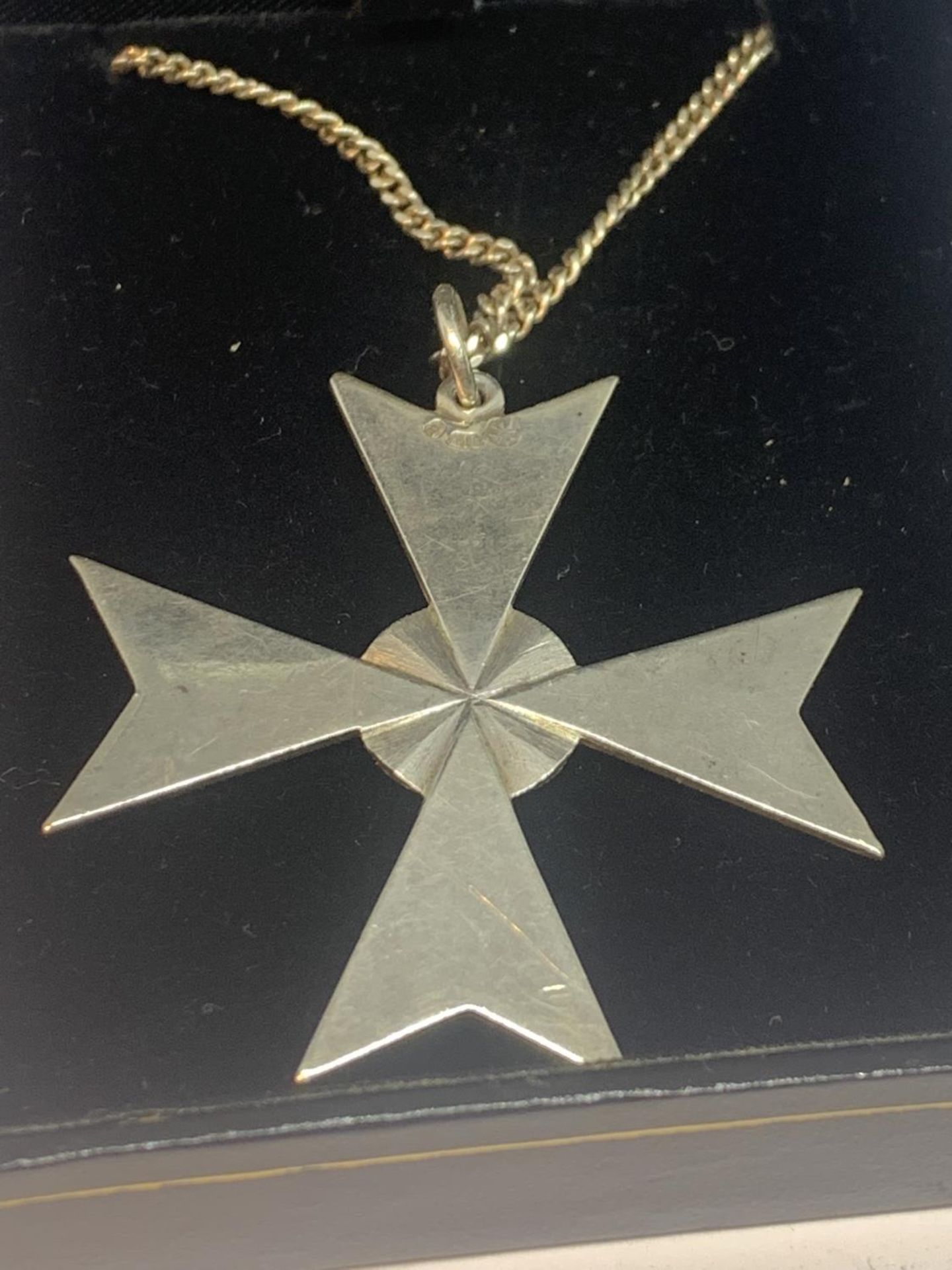 A LARGE SILVER MALTESE CROSS PENDANT ON A SILVER CHAIN LENGTH 28 INCHES IN A PRESENTATION BOX - Image 2 of 3