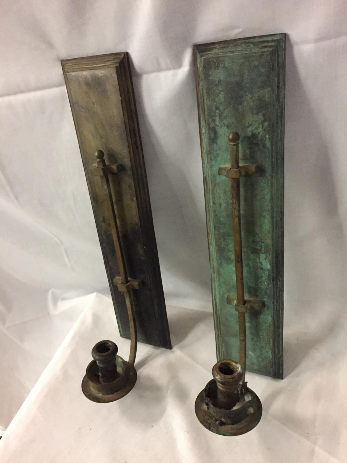 A PAIR OF 19TH CENTURY ADJUSTABLE BRASS CANDLE SCONCES 45CM X 60CM - Image 2 of 4