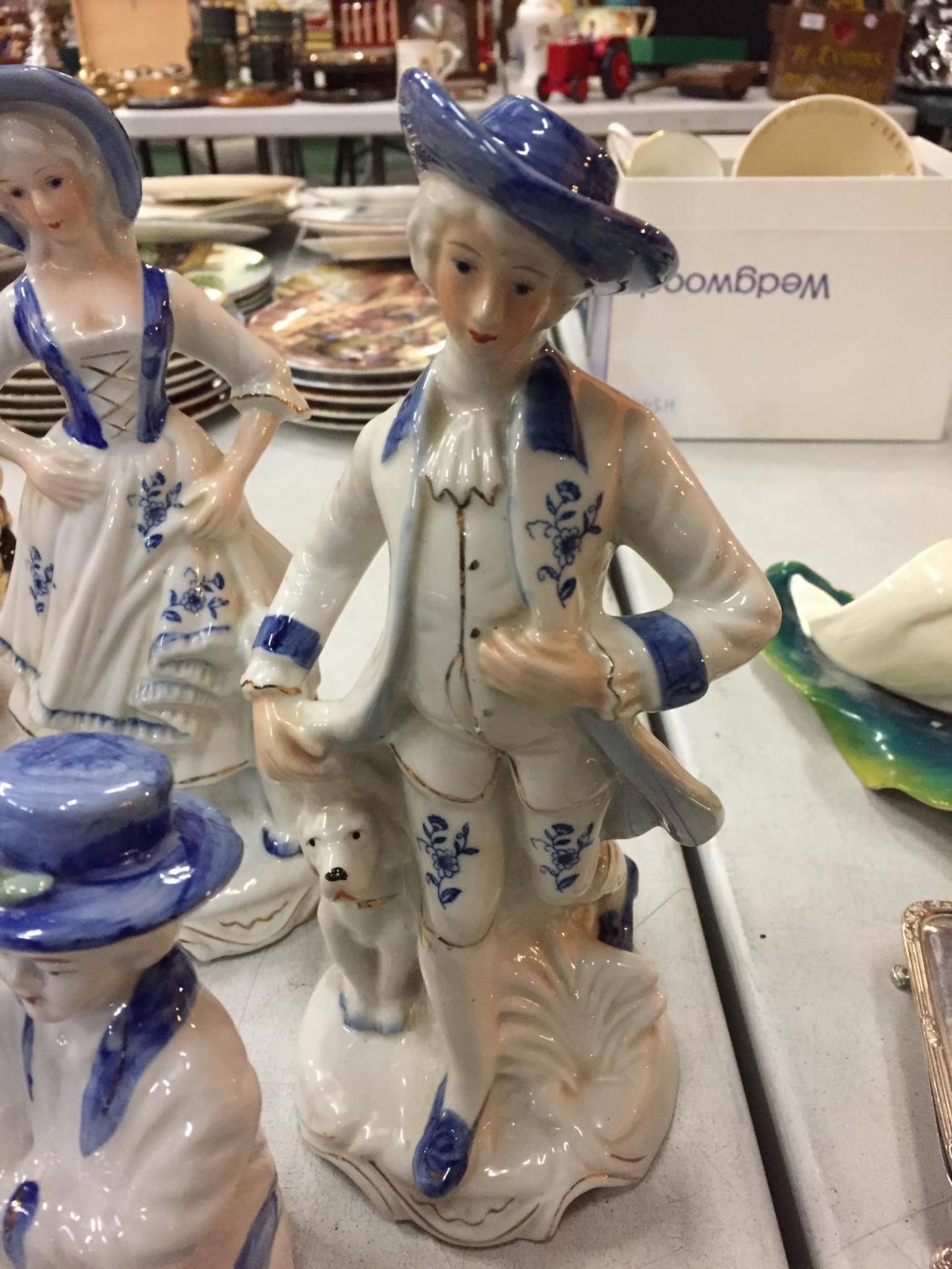 A MIXED COLLECTION OF BLUE AND WHITE FIGURES AND FIGURINES TOGETHER WITH A PAIR OF BOXED CUFFLINKS - Image 4 of 5