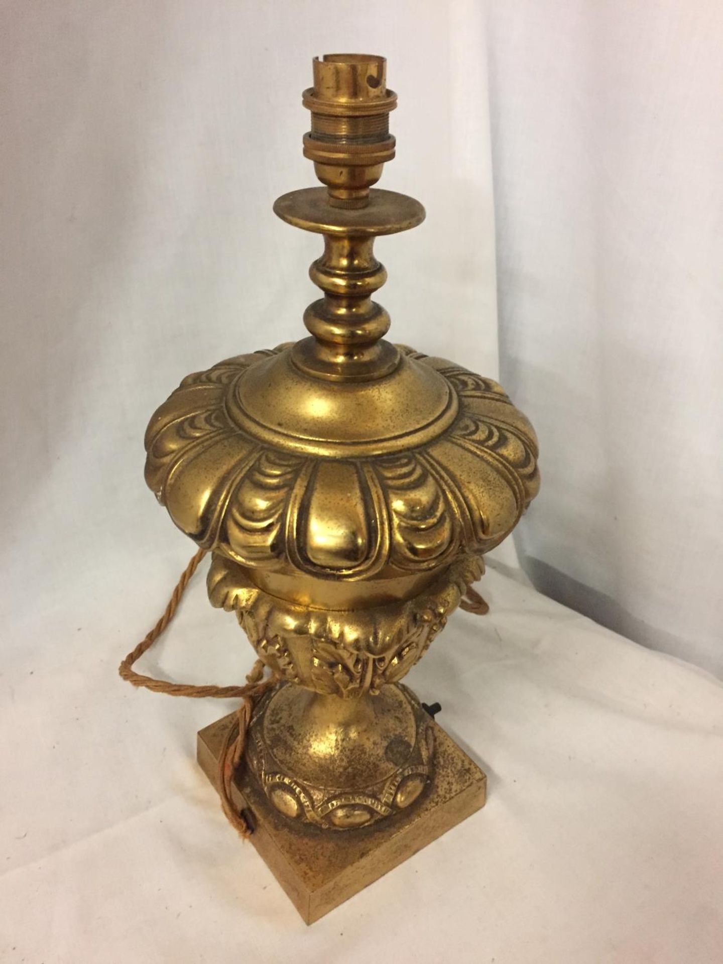 A DECORATIVE NEO CLASSICAL STYLE GILDED BRASS TABLE LAMP, HEIGHT APPROX 37CM, DIAMETER OF WIDEST - Image 3 of 3