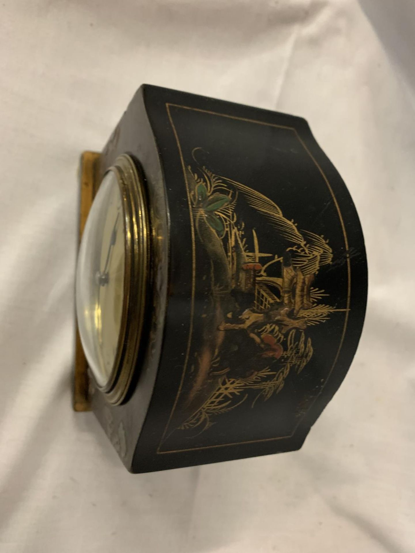 AN EBONISED MANTLE CLOCK WITH ORIENTAL DESIGN - Image 4 of 5