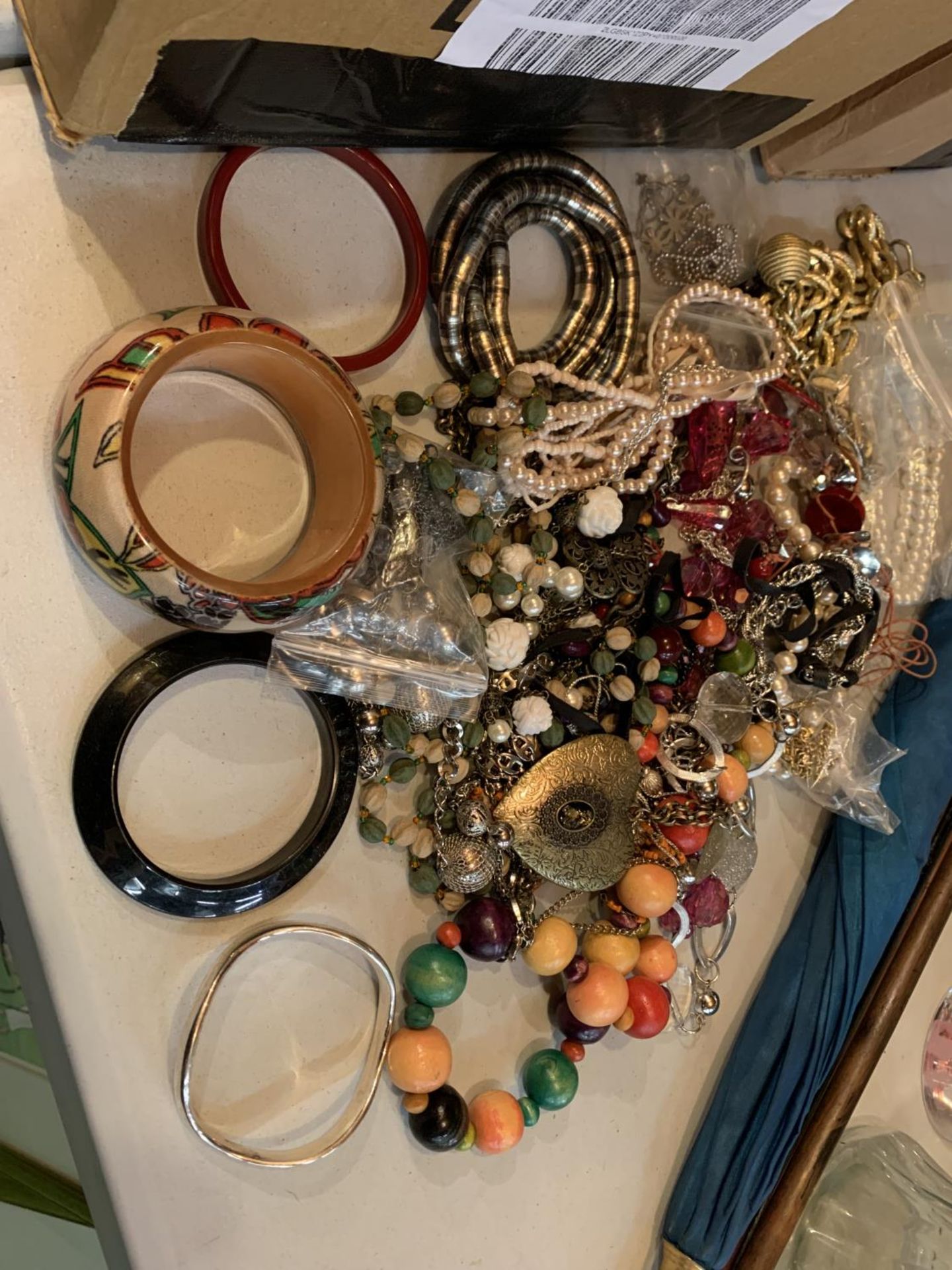 A SELECTION OF OF COSTUME JEWELLERY TO INCLUDE BANGLES AND BEADED NECKLACES