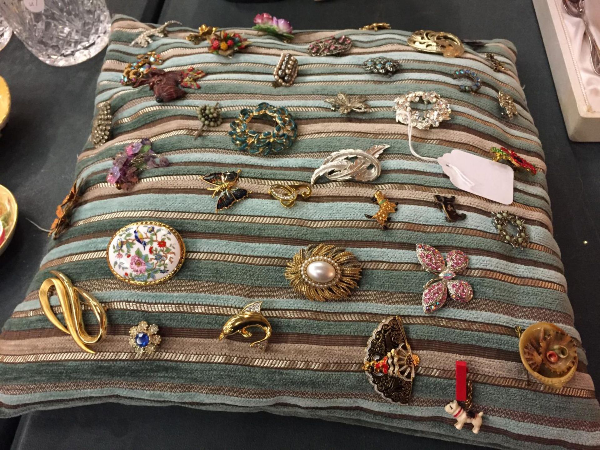 A CUSHION OF BROOCHES - Image 2 of 6