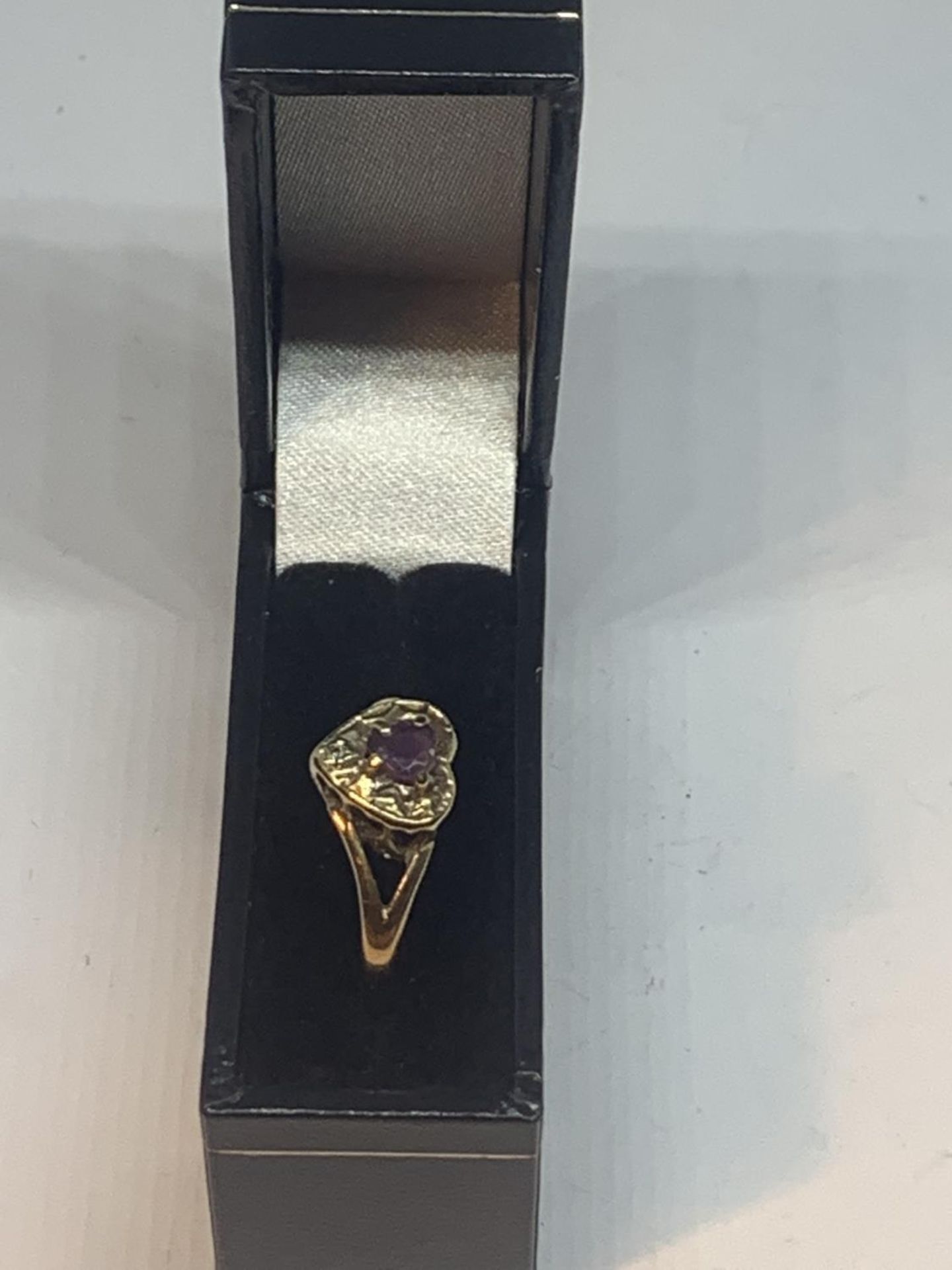 A 9 CARAT GOLD RING WITH A PURPLE STONE AND DIAMONDS IN A HEART DESIGN SIZE M WITH A PRESENTATION - Image 2 of 5