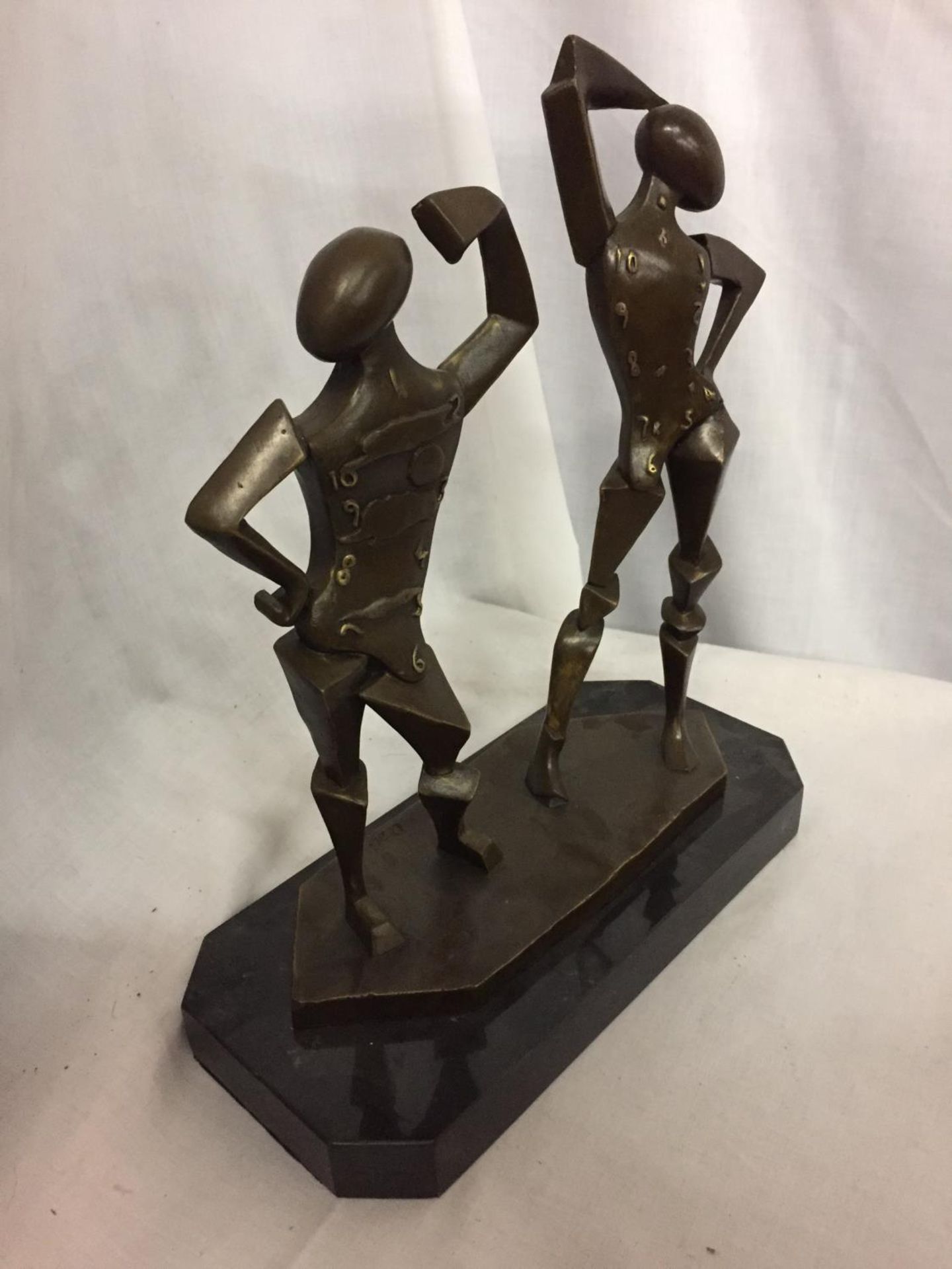 A BRONZE SCULPTURE OF TWO SALVADOR DALI FIGURES ON A MARBLE BASE H:35CM - Image 3 of 5