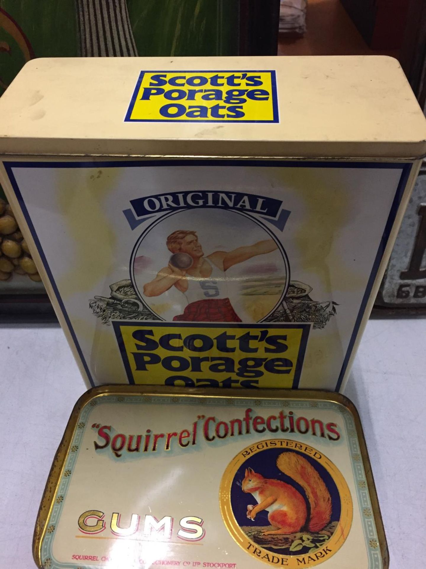 VARIOUS VINTAGE ITEMS TO INCLUDE A SCOTTS PORRIDGE OATS TIN, HILLABYS PONTEFRACT CAKES TIN, RAZORS - Image 5 of 5