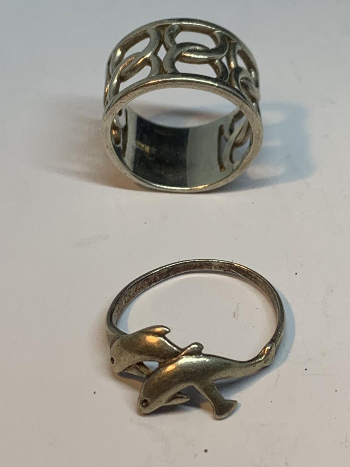 FIVE VARIOUS SILVER RINGS TO INCLUDE A BLUE STONE, PURPLESTONES, DOLPHINS ETC - Image 2 of 3