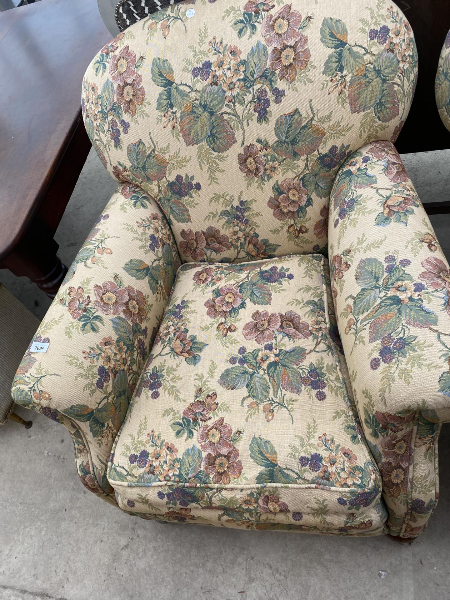 A PAIR OF EARLY 20TH CENTURY SPRUNG AND UPHOLSTERED EASY CHAIRS ON BUN FEET WITH A SPARE LOOSE COVER - Image 4 of 4