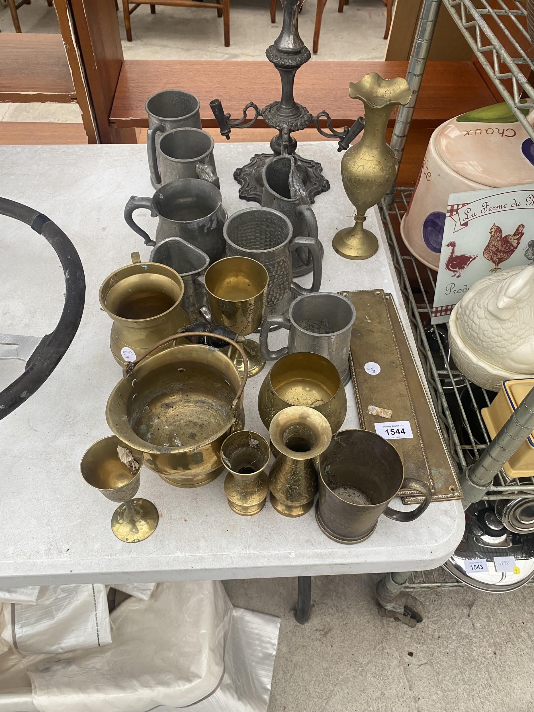 AN ASSORTMENT OF BRASS AND PEWTER ITEMS TO INCLUDE TANKARDS, GOBLETS AND A CANDLESTICK ETC