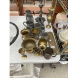 AN ASSORTMENT OF BRASS AND PEWTER ITEMS TO INCLUDE TANKARDS, GOBLETS AND A CANDLESTICK ETC