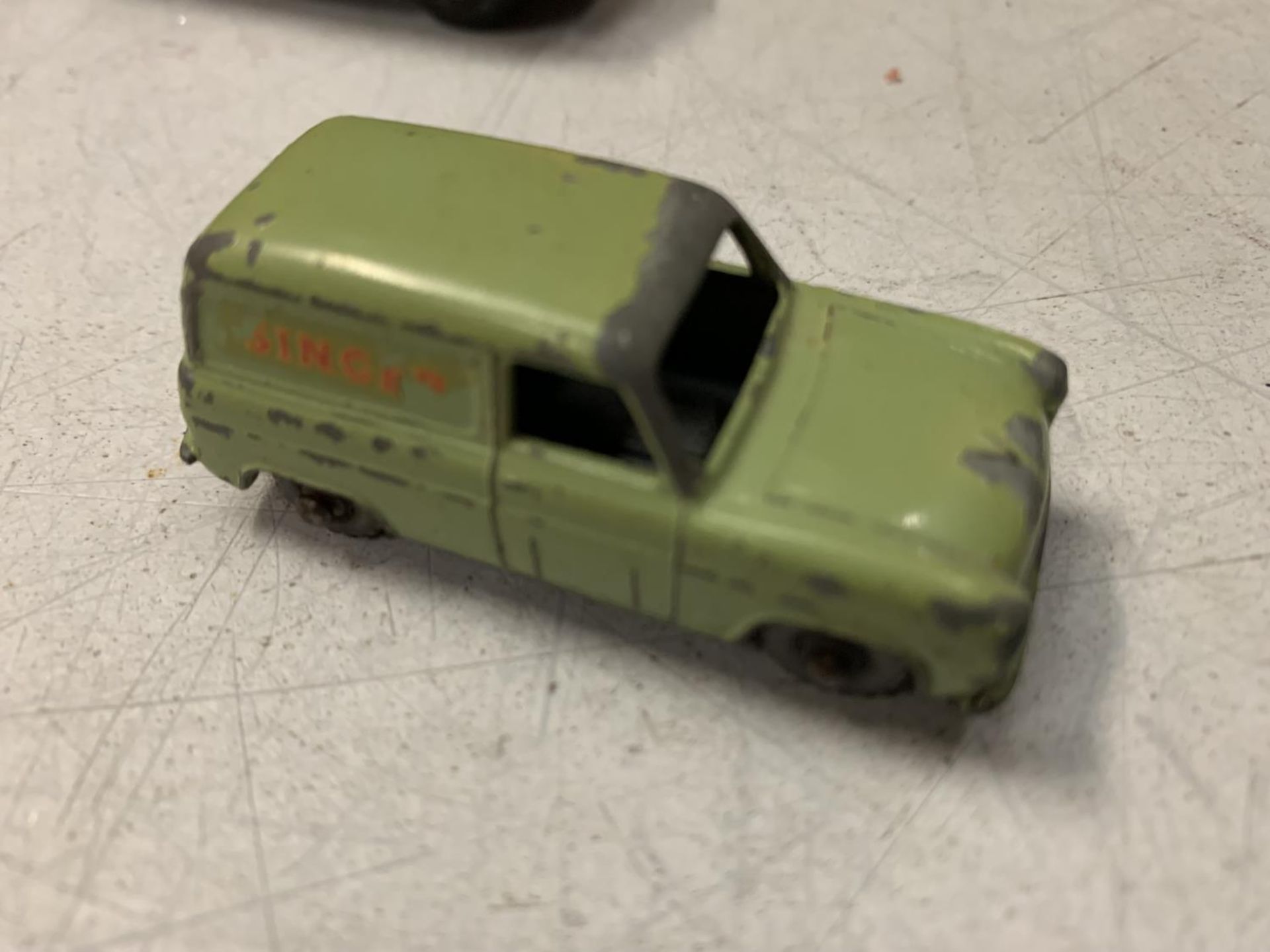 EIGHT VINTAGE TOY VEHICLES TO INCLUDE CARS AND MOTORBIKES - Image 10 of 12