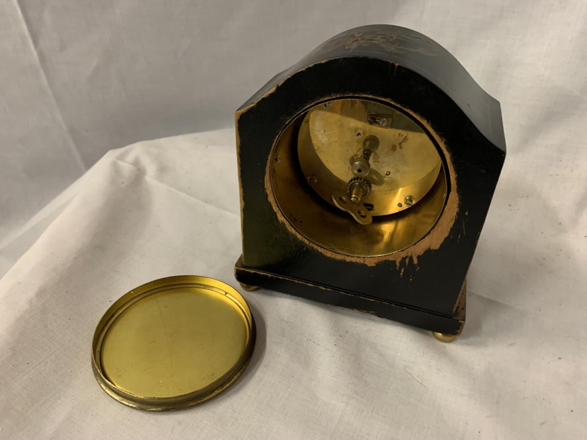 AN EBONISED MANTLE CLOCK WITH ORIENTAL DESIGN - Image 5 of 5