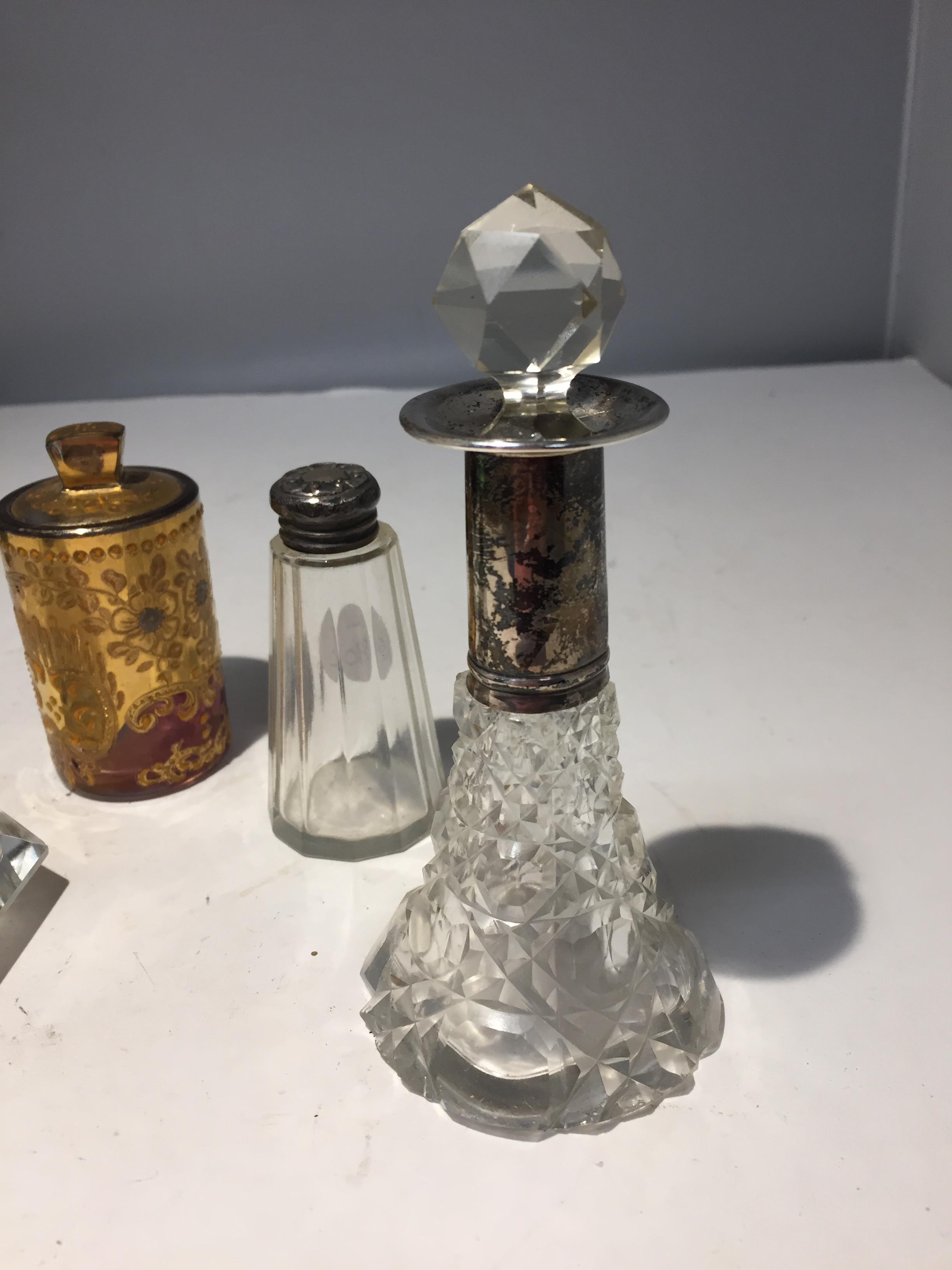 FOUR VINTAGE PERFUME BOTTLES TO INCLUDE TWO WITH HALLMARKED TOPS, ONE WITH A HALLMARKED COLLAR AND A - Image 2 of 5