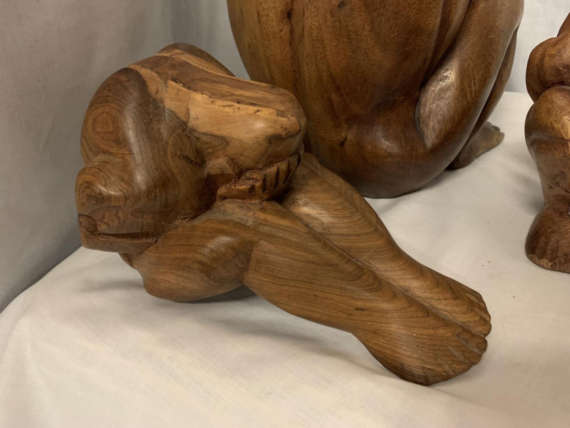 A SET OF THREE CARVED WOODEN FIGURES, ONE OF AN EMBRACING COUPLE, TWO INDIVIDUAL FIGURES - Image 3 of 5