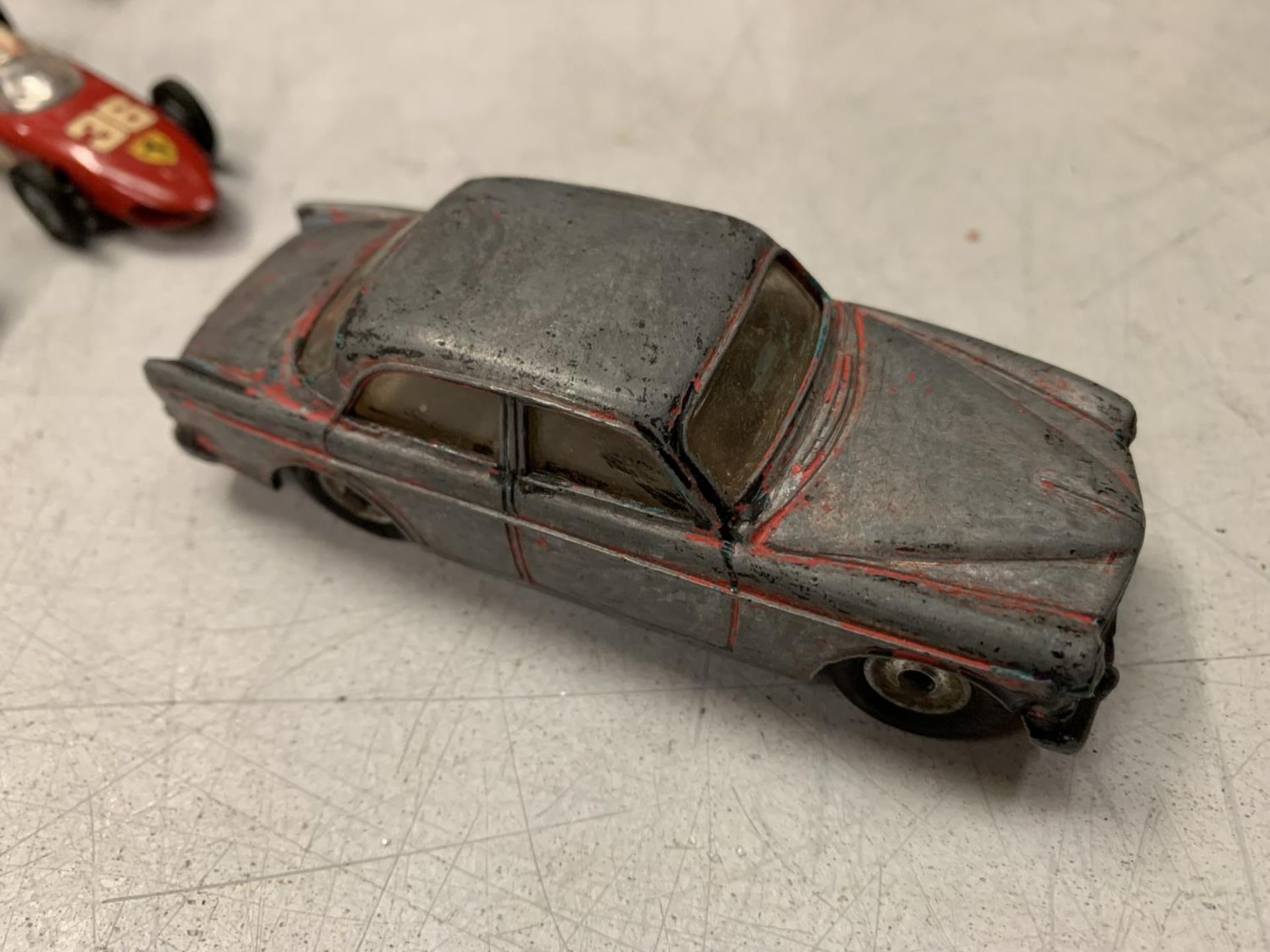 EIGHT VINTAGE TOY VEHICLES TO INCLUDE CARS AND MOTORBIKES - Image 6 of 12