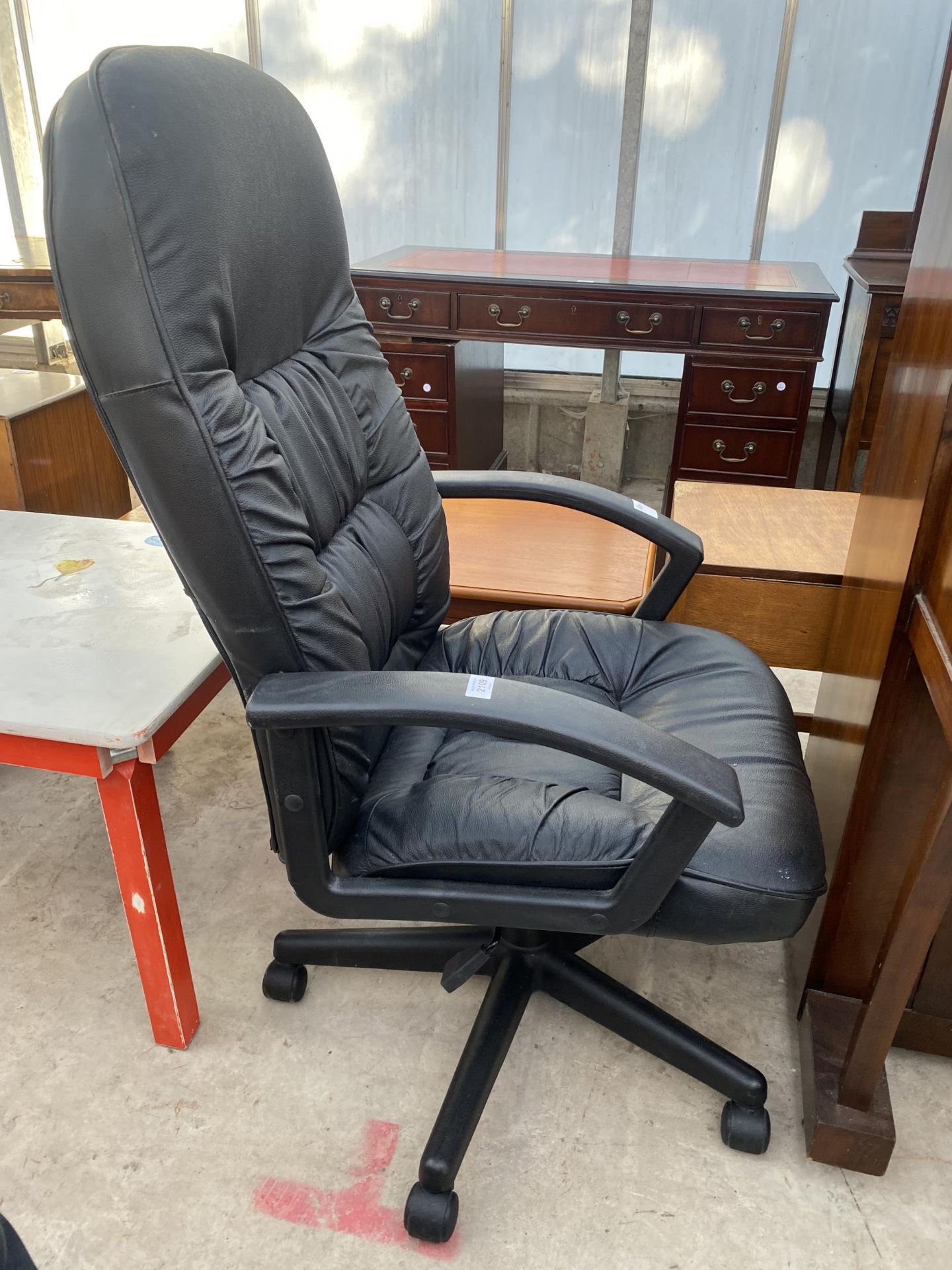 A MODERN BLACK OFFICE SWIVEL ARM CHAIR - Image 2 of 3
