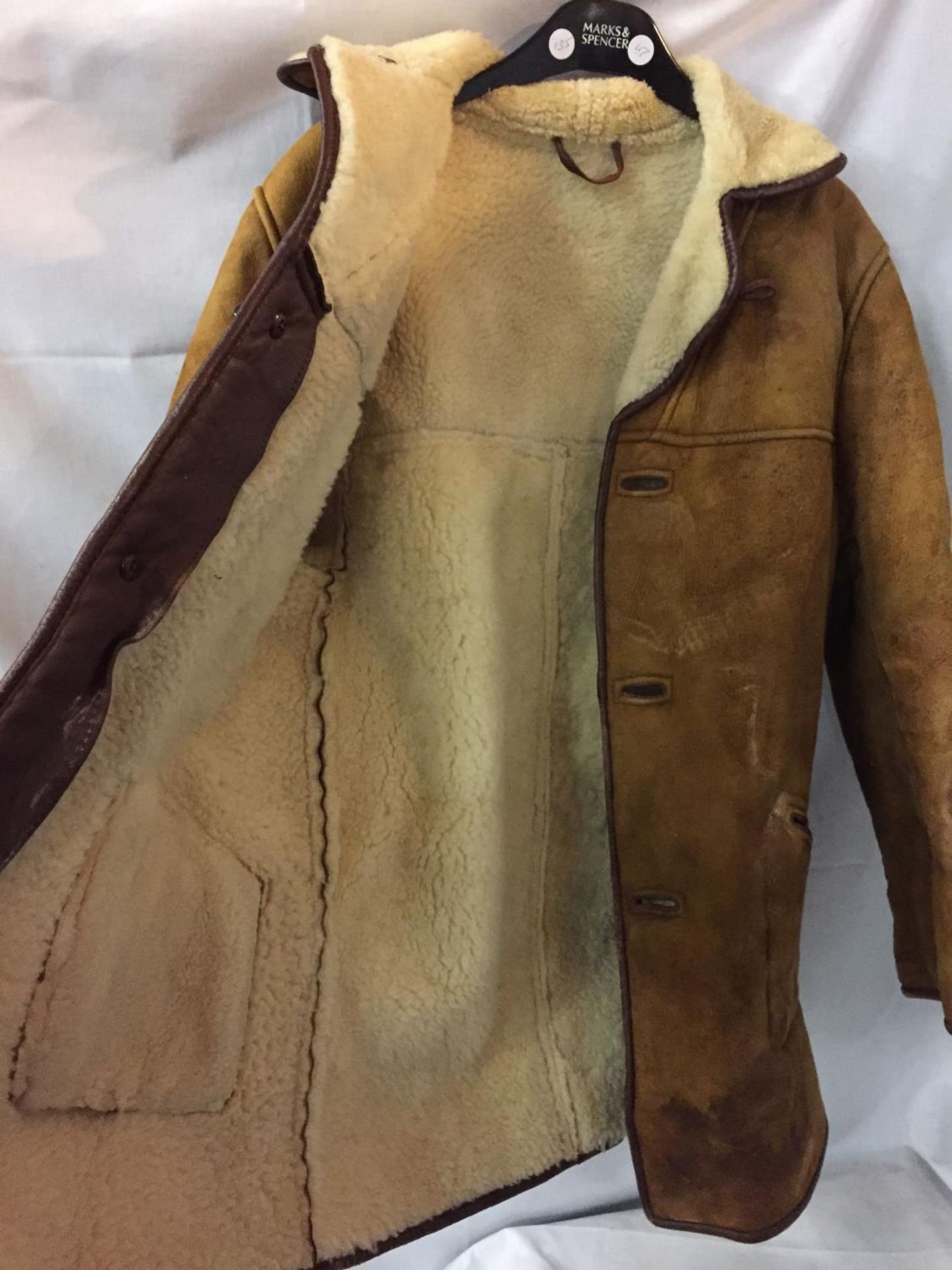 GENT'S SHEEPSKIN COAT, BUTTON FRONT LENGTH 32 INCHES/81CM - Image 2 of 3