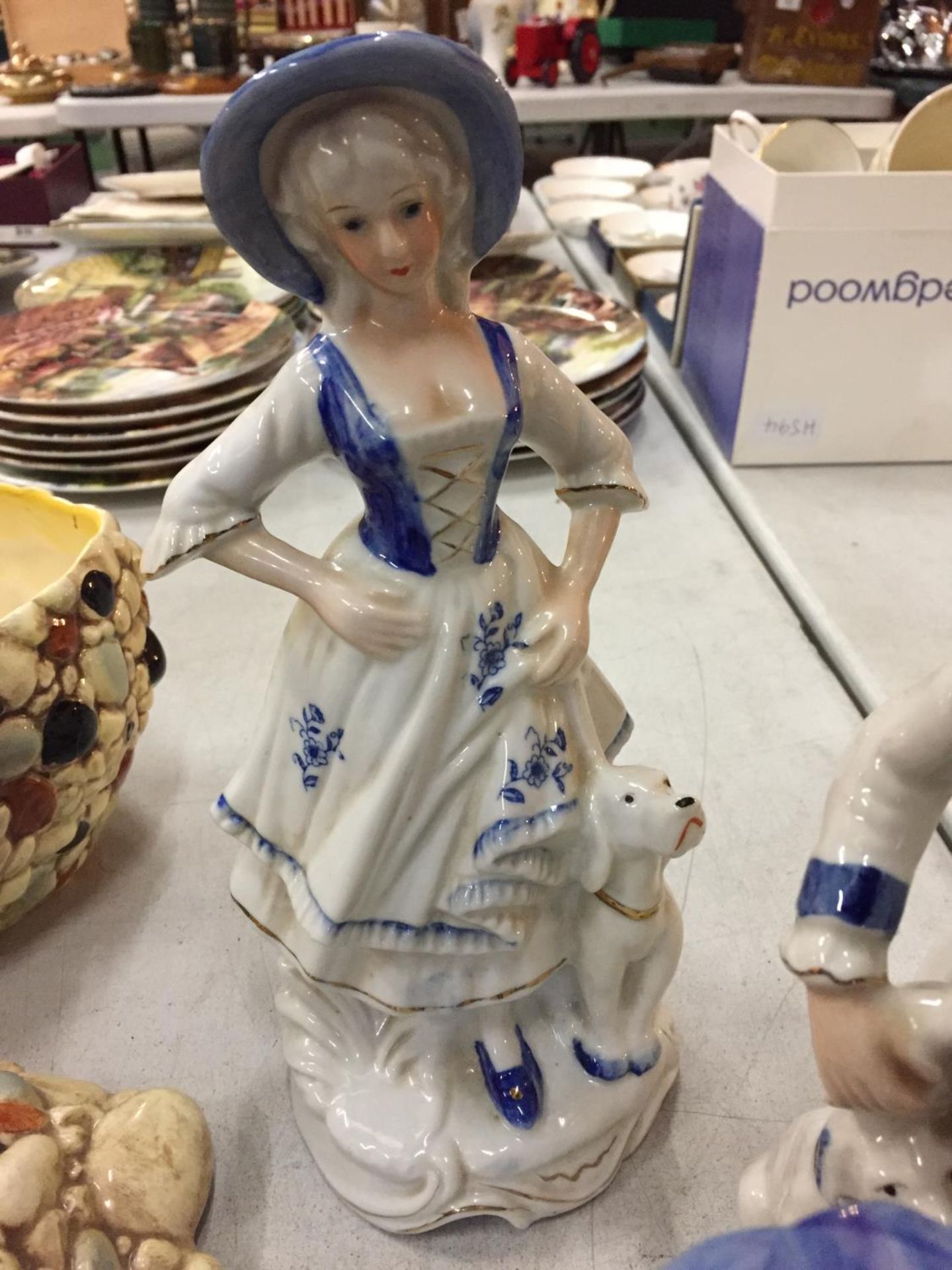 A MIXED COLLECTION OF BLUE AND WHITE FIGURES AND FIGURINES TOGETHER WITH A PAIR OF BOXED CUFFLINKS - Image 5 of 5