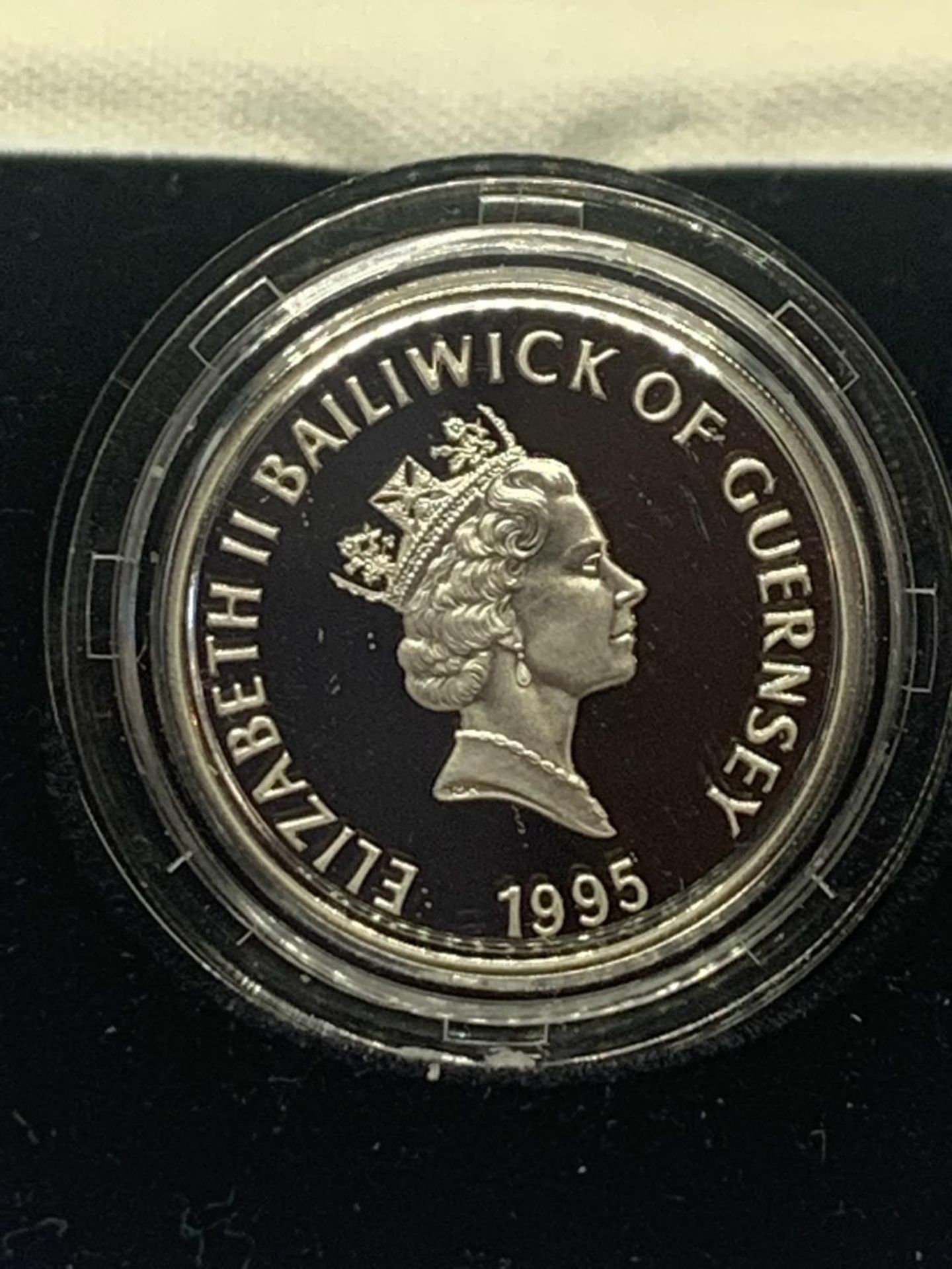 A BOXED SILVER ONE POUND PROOF COIN 1995 ELIZABETH II BAILIWICK OF GUERNSEY - Image 2 of 3