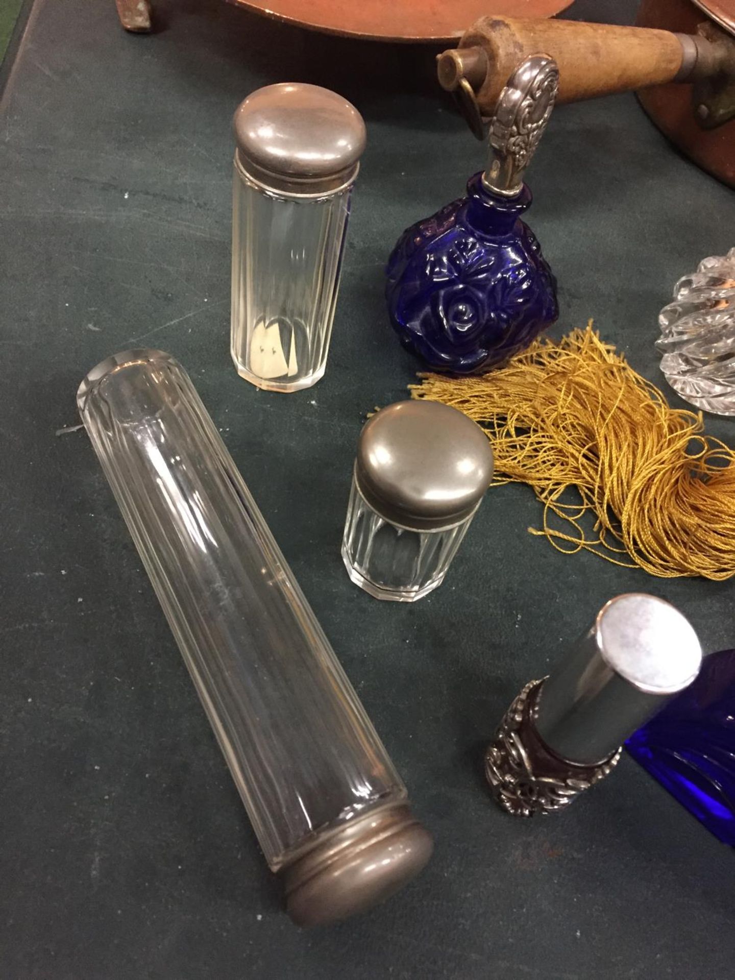 A QUANTITY OF PERFUME BOTTLES TO INCLUDE AN IRRIDESCENT ONE SIGNED ROYAL BRIERLEY STUDIO PLUS - Image 4 of 4