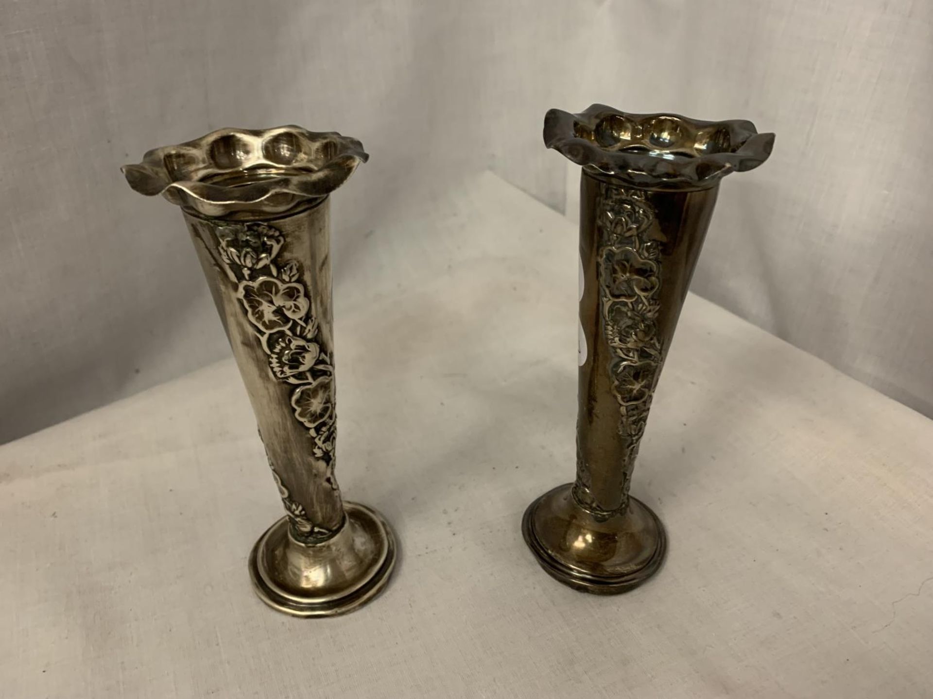 A PAIR OF HALLMARKED CHESTER SILVER CANDLESTICKS