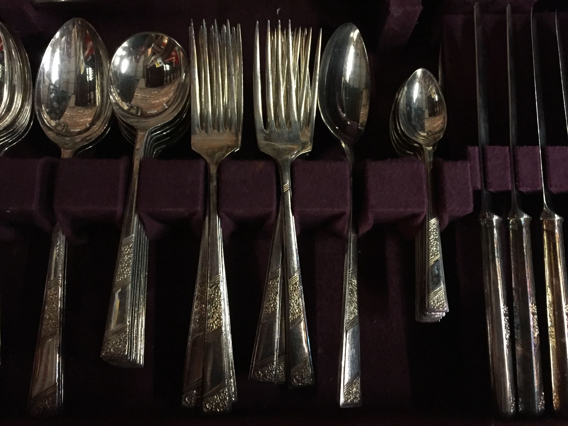 A FORTY EIGHT PIECE CANTEEN OF TARNPRUFE CUTLERY IN A CASE - Image 4 of 4