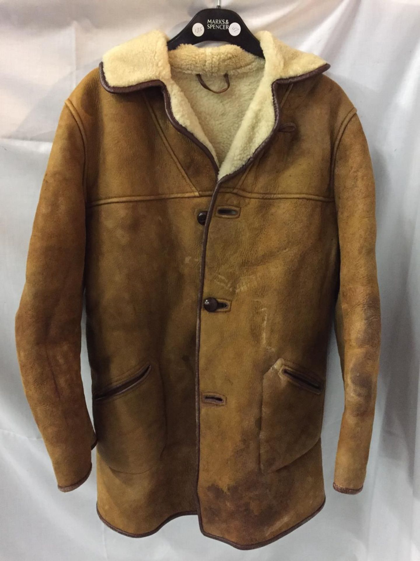 GENT'S SHEEPSKIN COAT, BUTTON FRONT LENGTH 32 INCHES/81CM