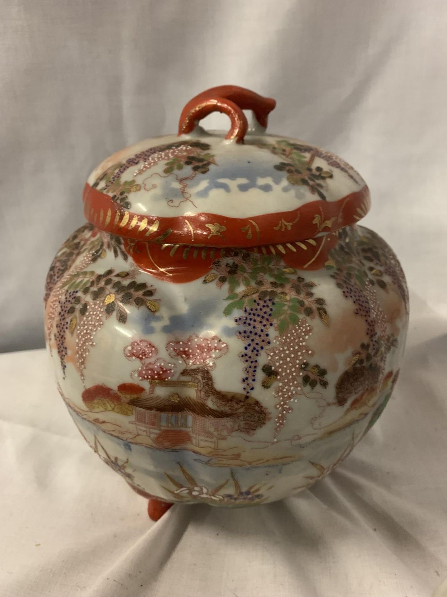 A JAPENESE STYLE COLLECTION TO INCLUDE A JAPENESE STYLE LIDDED JAR, TEA POT , JUG AND A PAINTED BOWL - Image 6 of 9
