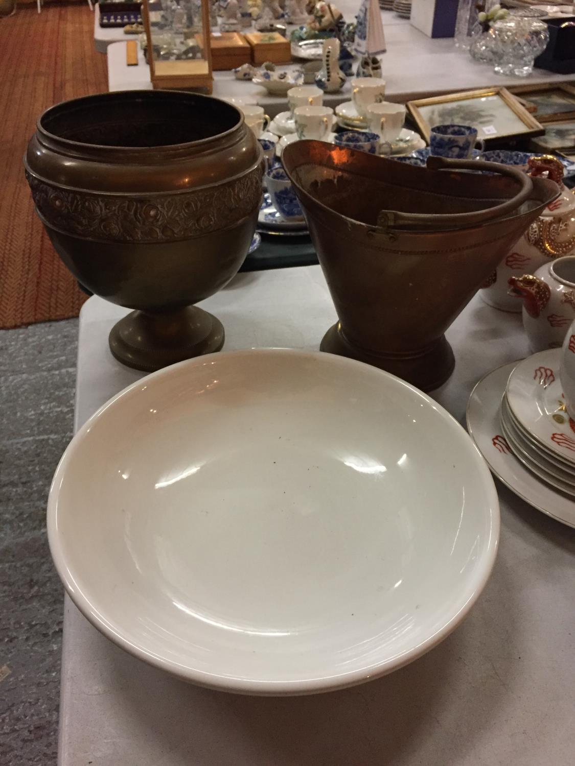 TWO BRASS ITEMS AND A LARGE CERAMIC DISH - Image 4 of 4