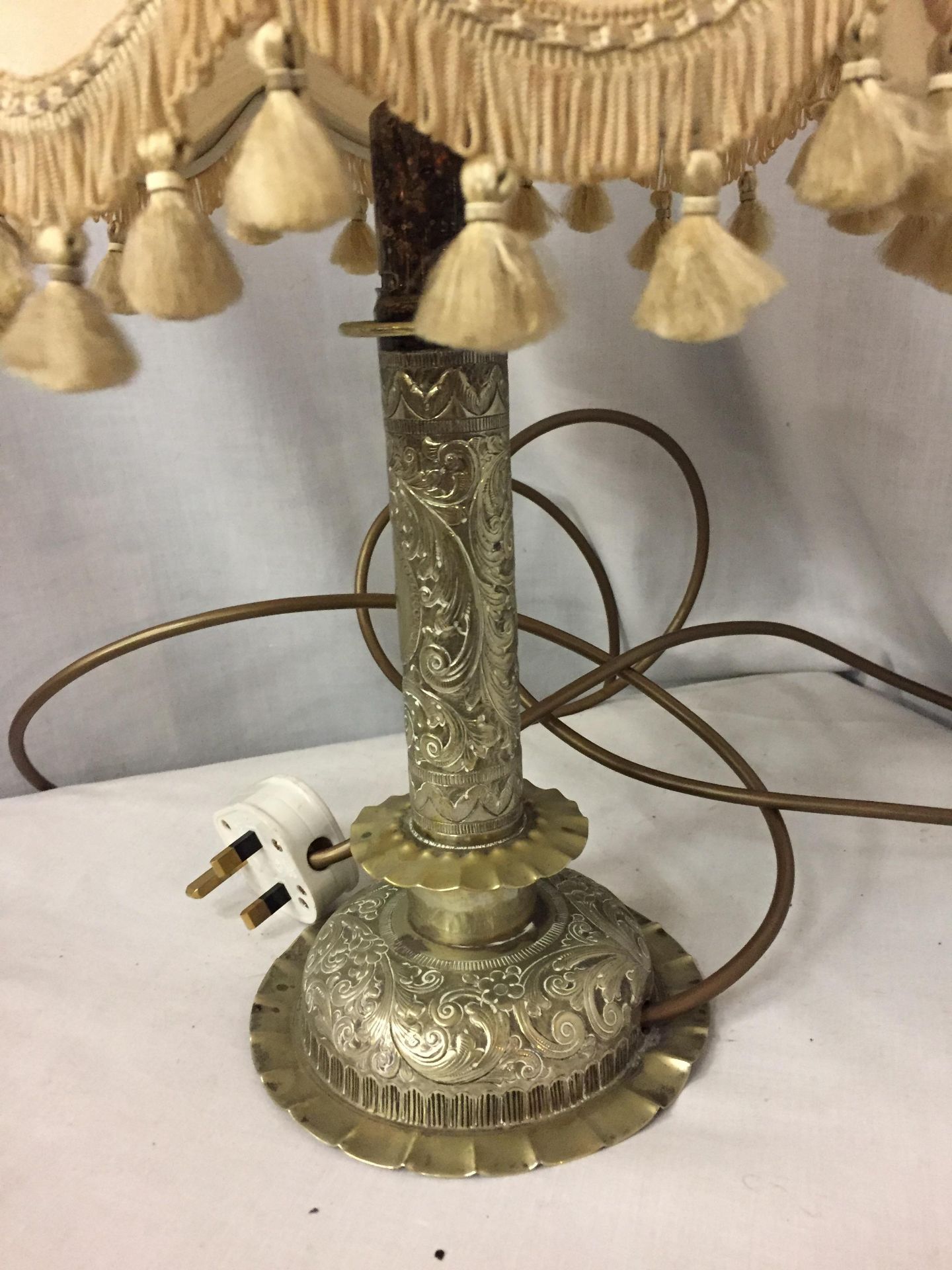 AN ORNATE WHITE METAL LAMP BASE - Image 6 of 6