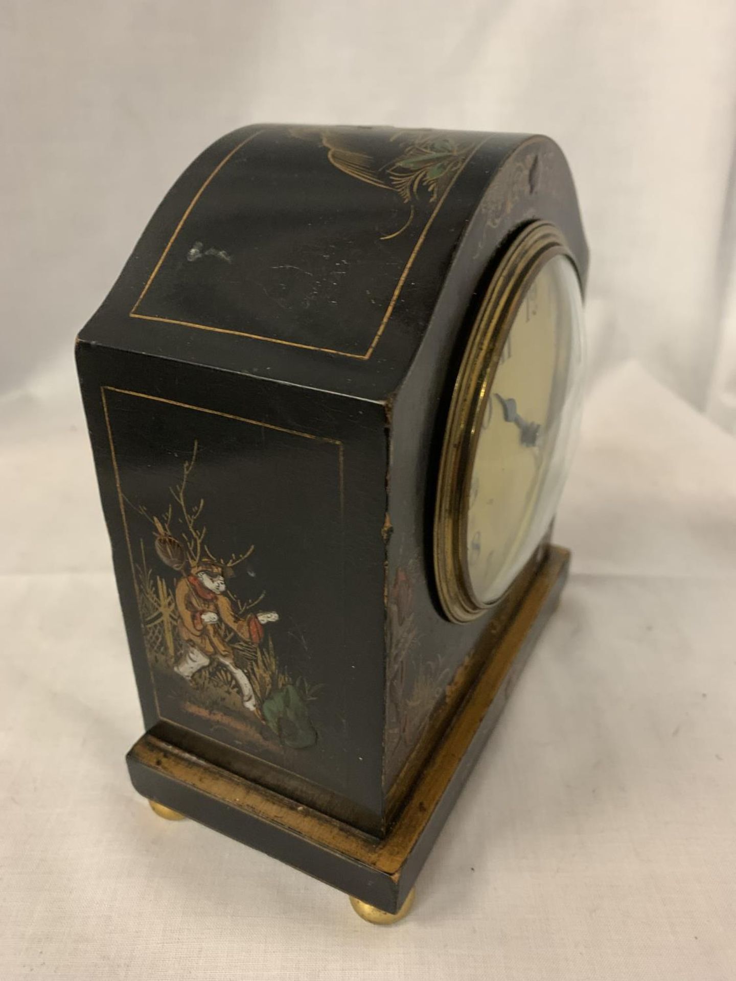 AN EBONISED MANTLE CLOCK WITH ORIENTAL DESIGN - Image 3 of 5