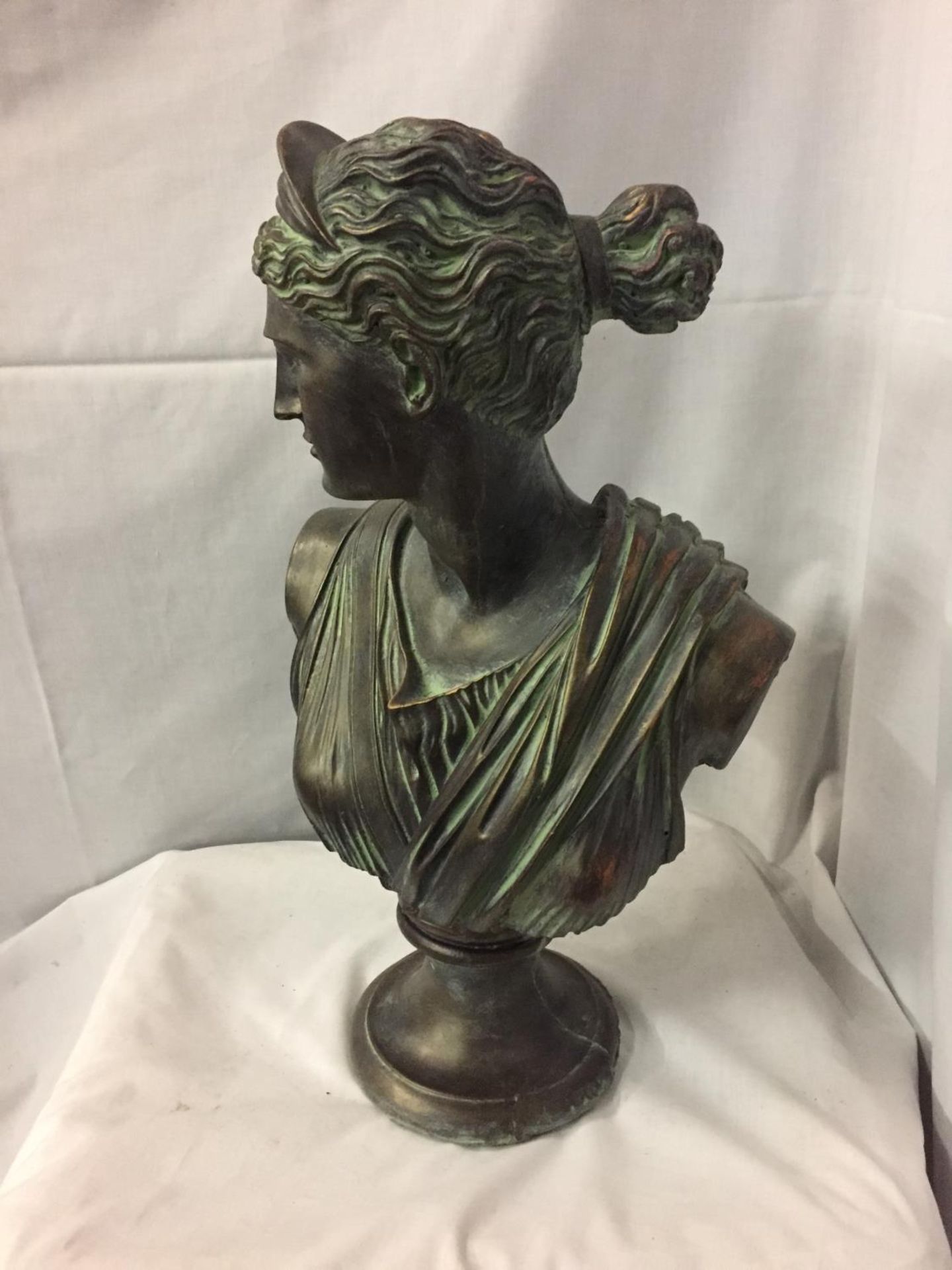 A BRONZE STONE BUST OF DIANA, HEIGHT APPROX 52CM, WIDTH AT WIDEST POINT - APPROX 30CM - Image 3 of 3
