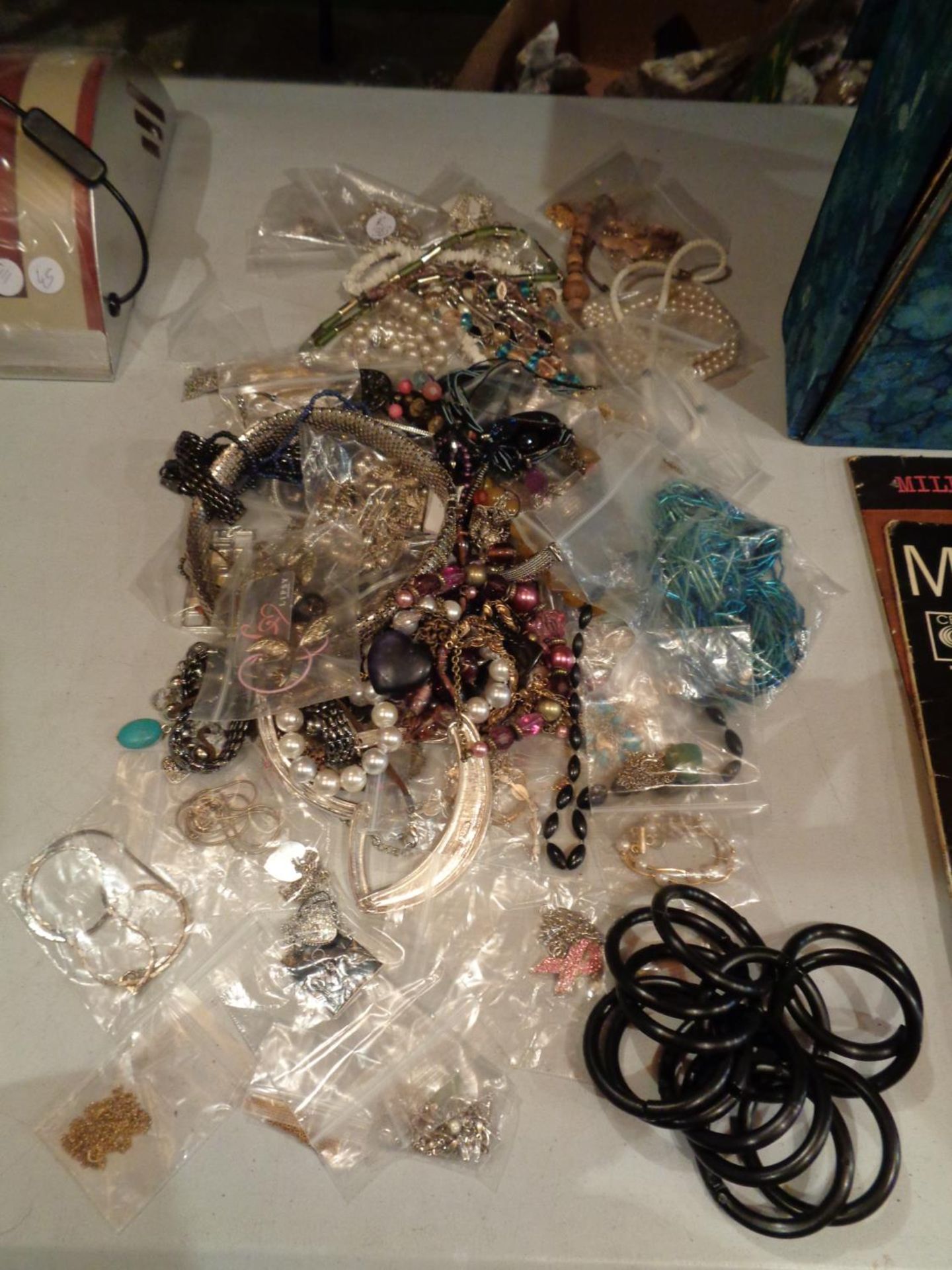 A SELECTION OF JEWELLERY TO INCLUDE NECKLACES, BEADED NECKLACES, PENDANS ETC