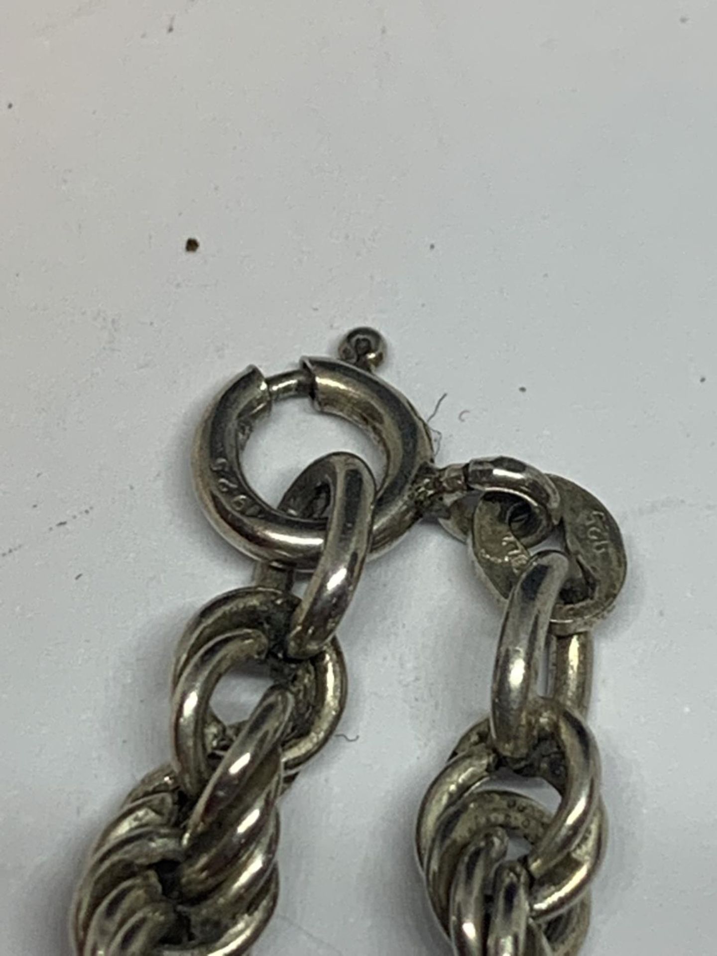 A SILVER ROPE NECKLACE 16 INCHES LONG - Image 3 of 3