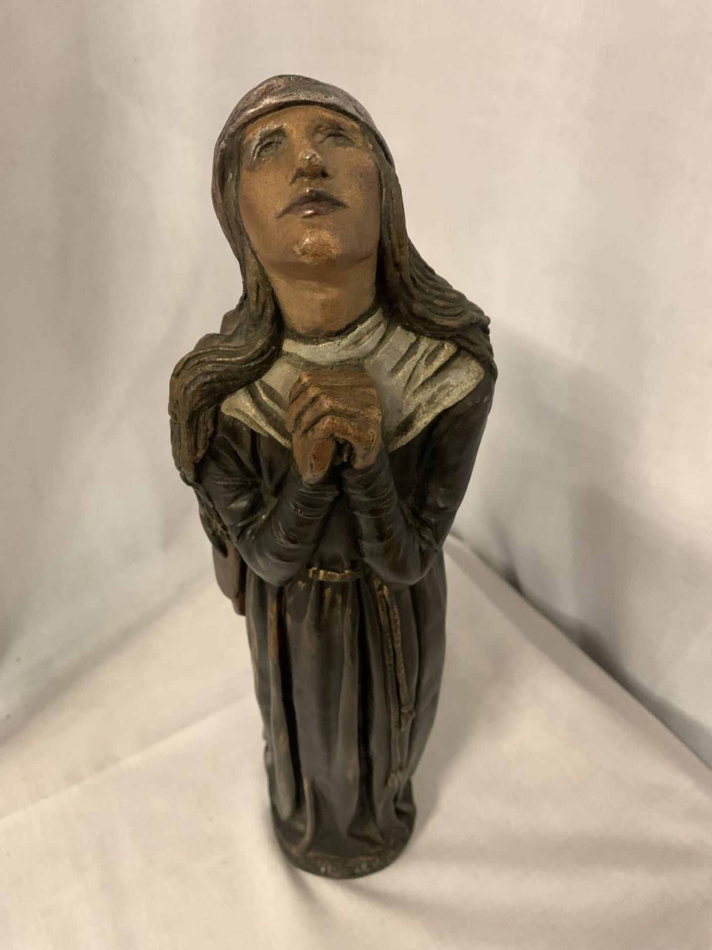 A CERAMIC FIGURE OF A LADY IN PRAYER HEIGHT APPROX 41CM - Image 3 of 6