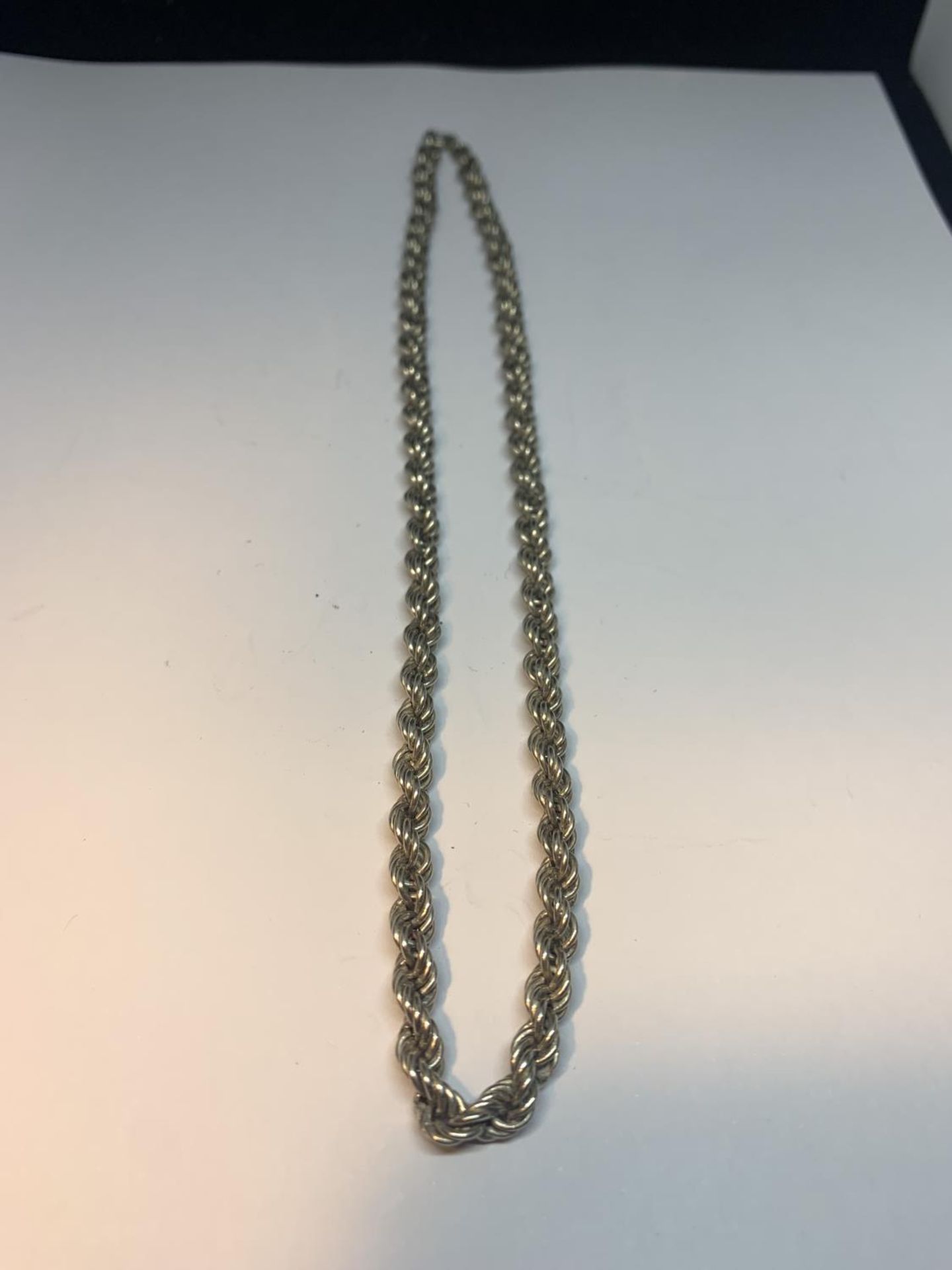 A SILVER ROPE NECKLACE 16 INCHES LONG