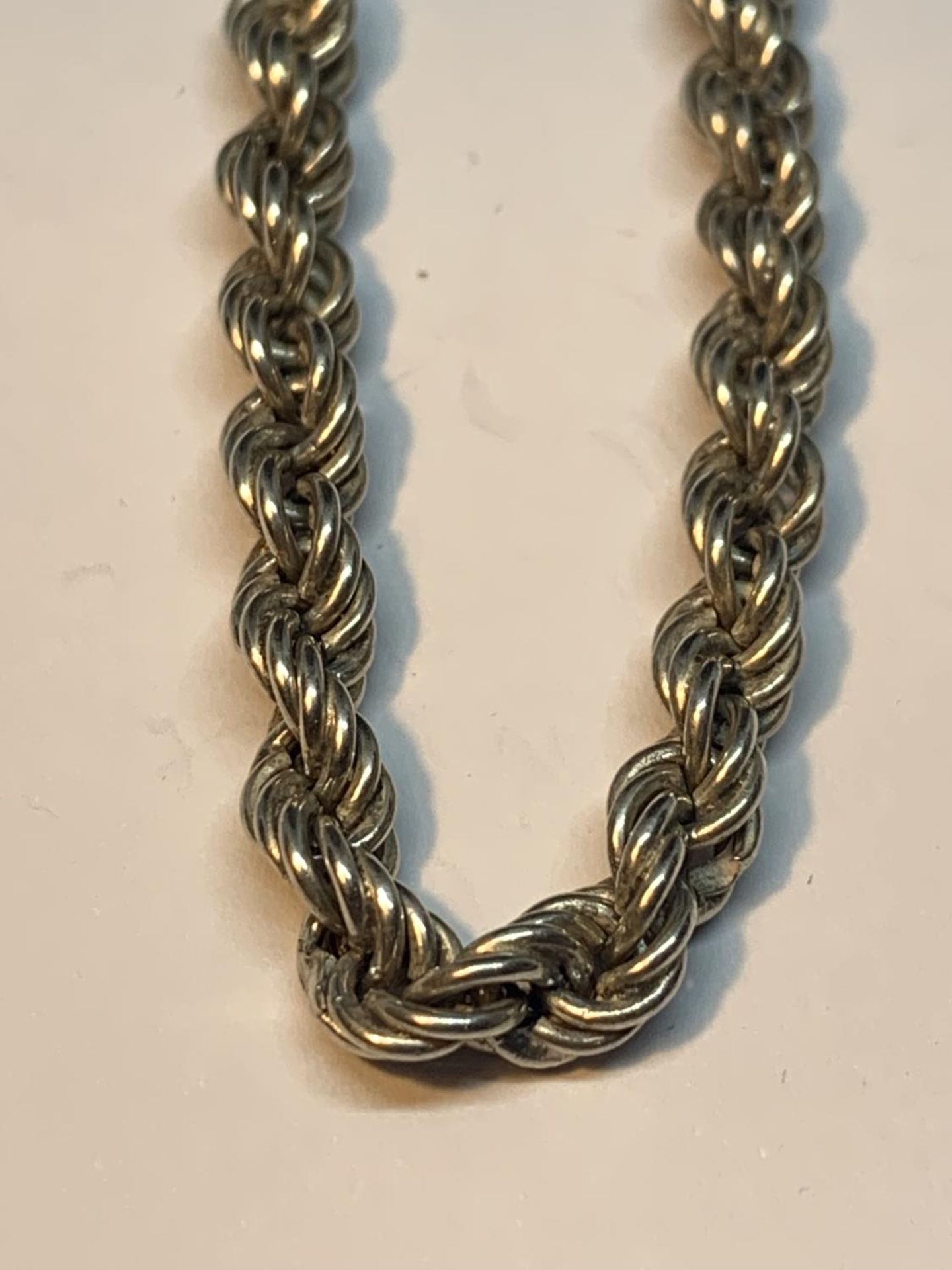 A SILVER ROPE NECKLACE 16 INCHES LONG - Image 2 of 3